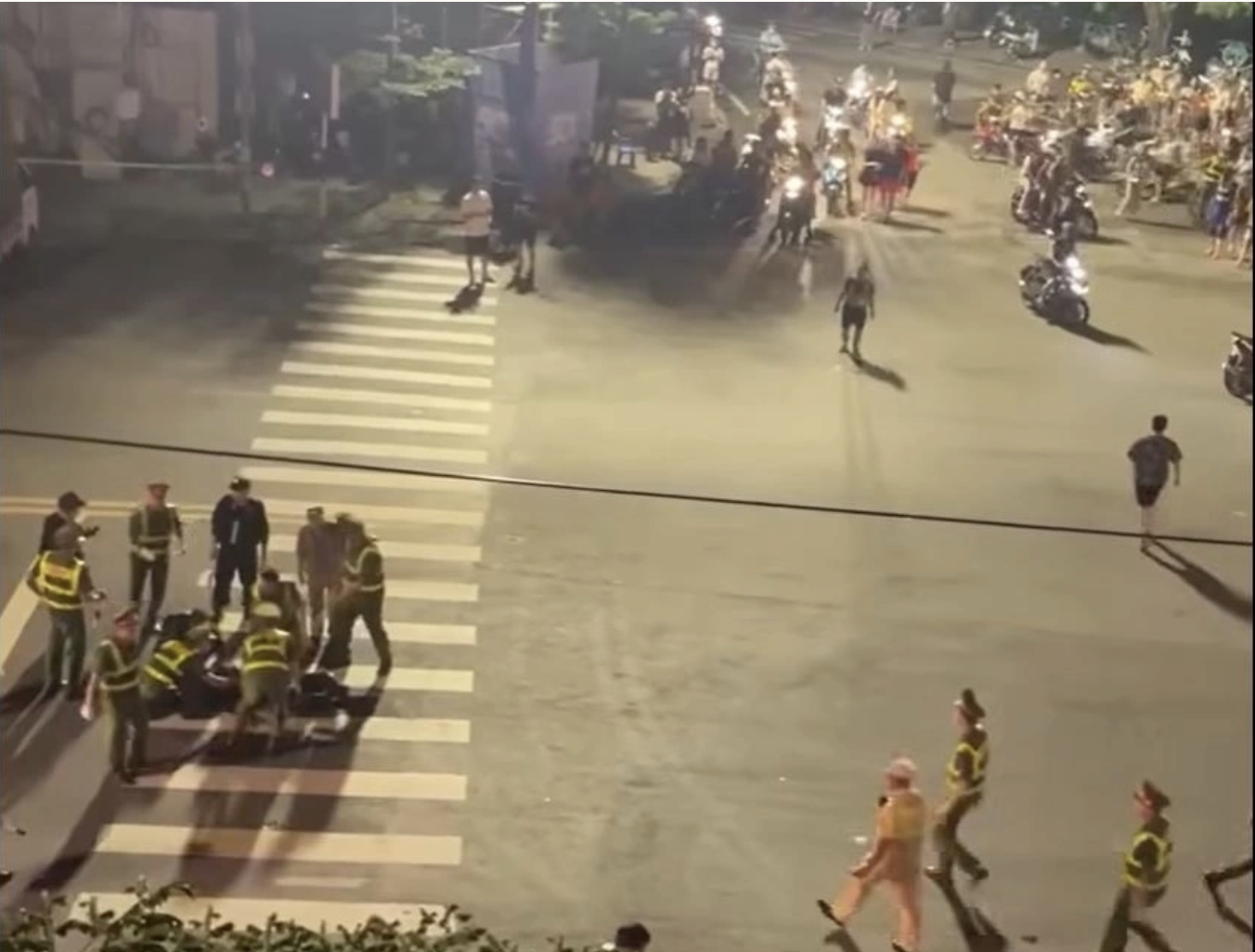 Xử lý nghiêm thanh niên tông cảnh sát cơ động tại Hà Nội - Ảnh 1. Xử lý nghiêm thanh niên tông cảnh sát cơ động tại Hà Nội - Ảnh 1.