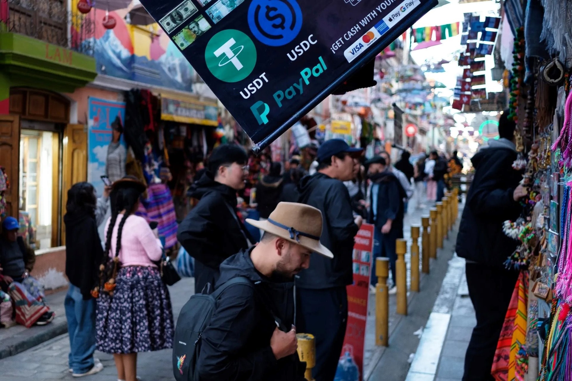 Lo sợ tiền để trong két bị “bay hơi" giá trị, quốc gia 10 triệu dân đời thường hóa bitcoin: Chuyên gia cảnh báo rủi ro từ “chủ nghĩa thực dân tiền số”- Ảnh 1.