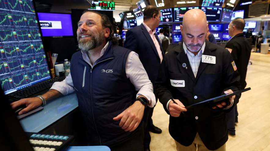 Chứng khoán Mỹ tăng dựng đứng, Dow Jones nhảy vọt 900 điểm, xác suất Fed cắt giảm lãi suất ﻿tháng tới trên 90% sau phát biểu của ông Powell- Ảnh 1.