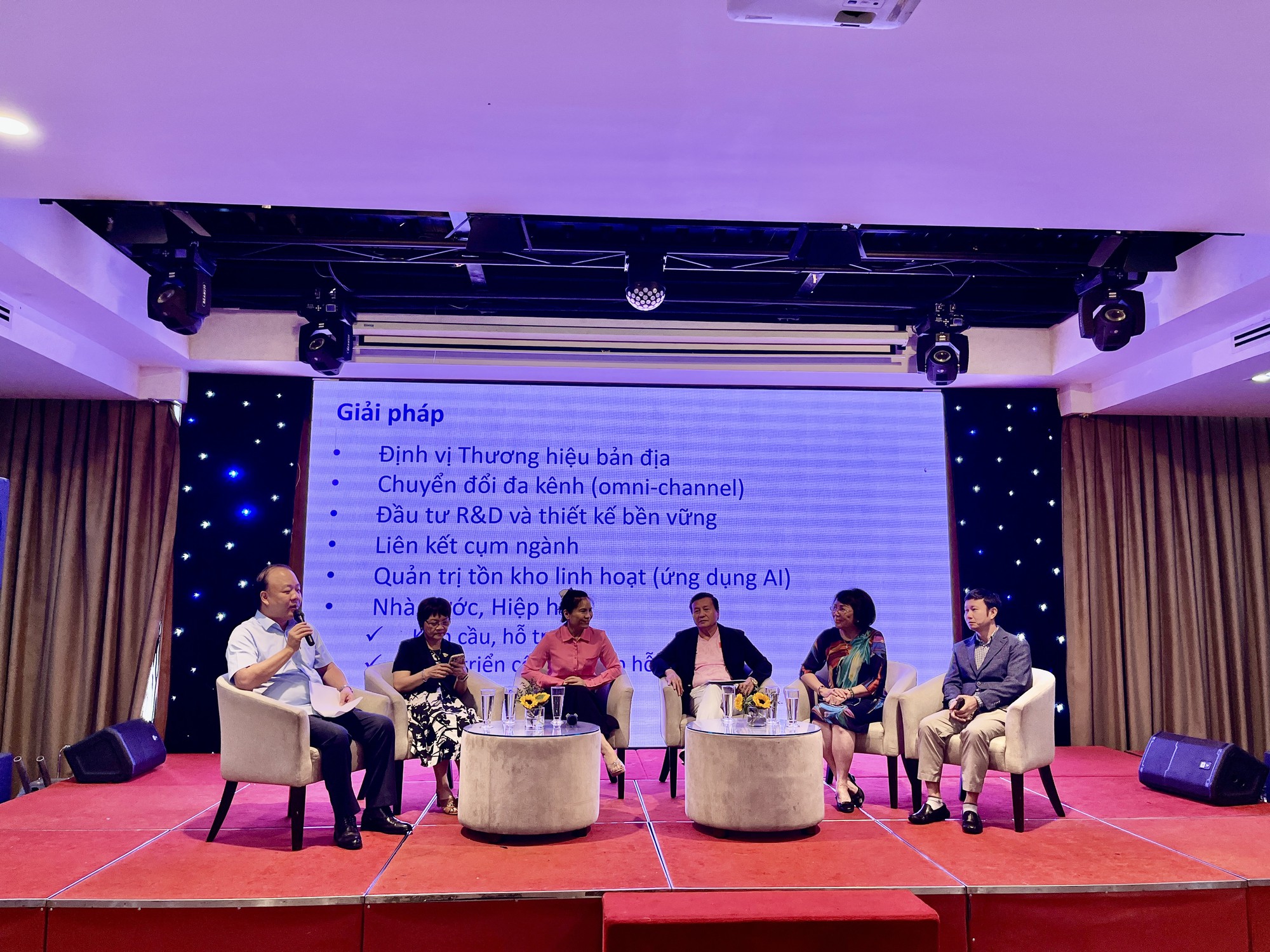 Doanh nghiệp Việt Nam chống hàng giả: Áo đấu tuyển quốc gia bị làm nhái - Ảnh 1.