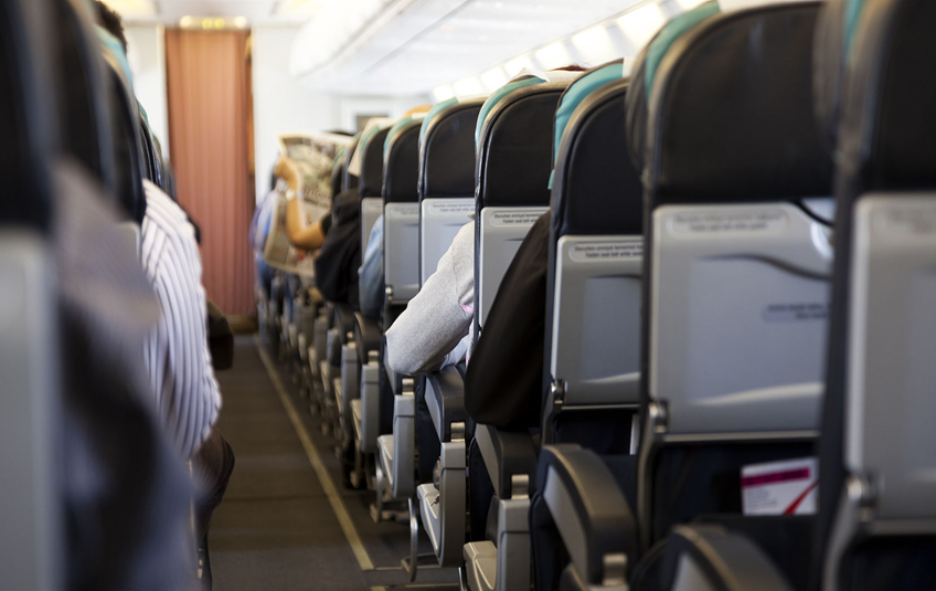 Một hành động "chết người" KHÔNG BAO GIỜ nên làm trên máy bay- Ảnh 1.