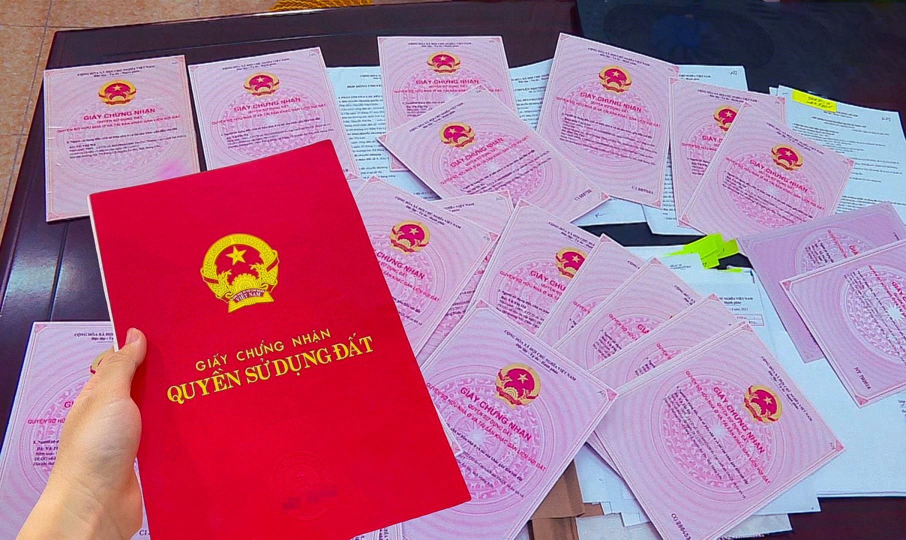 Mua đất bằng giấy viết tay có xác nhận của trưởng thôn, người dân có được cấp sổ đỏ không?- Ảnh 1. Mua đất bằng giấy viết tay có xác nhận của trưởng thôn, người dân có được cấp sổ đỏ không?- Ảnh 1.