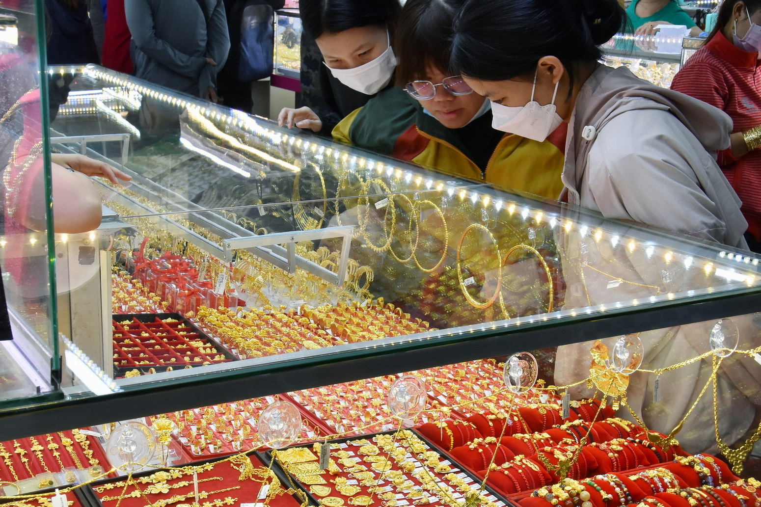 Giá vàng miếng SJC cao chót vót , nên mua hay bán ra lúc này? - Ảnh 2. Giá vàng miếng SJC cao chót vót , nên mua hay bán ra lúc này? - Ảnh 2.