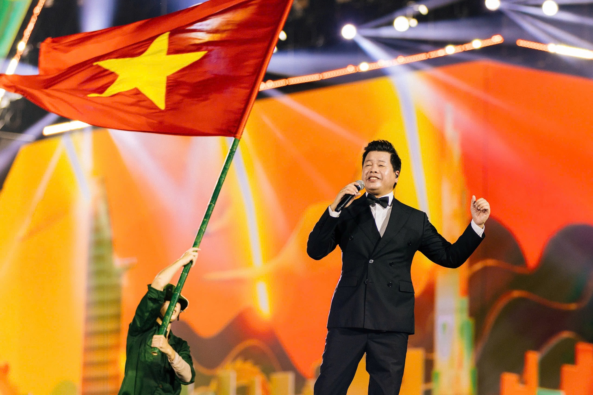 NSƯT Đăng Dương: 30 năm và hành trình kiên trì phụng sự, lan tỏa tình yêu nước qua âm nhạc - Ảnh 4.