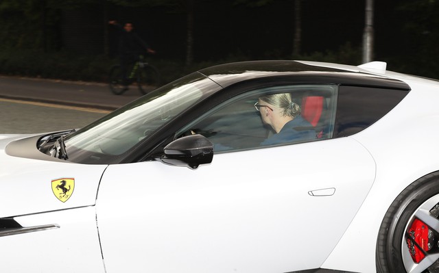 Ngôi sao bóng đá lái xế hộp 11 tỷ đến sân bóng, nhìn bộ sưu tập siêu xe mới khiến fan choáng váng- Ảnh 2. Ngôi sao bóng đá lái xế hộp 11 tỷ đến sân bóng, nhìn bộ sưu tập siêu xe mới khiến fan choáng váng- Ảnh 2.