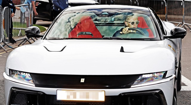 Ngôi sao bóng đá lái xế hộp 11 tỷ đến sân bóng, nhìn bộ sưu tập siêu xe mới khiến fan choáng váng- Ảnh 1. Ngôi sao bóng đá lái xế hộp 11 tỷ đến sân bóng, nhìn bộ sưu tập siêu xe mới khiến fan choáng váng- Ảnh 1.