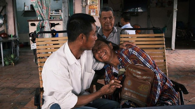 Dàn YouTuber, TikToker tràn xuống nhà chú Ba Minh (Đồng Tháp) sau câu chuyện tình lấy nước mắt- Ảnh 1.