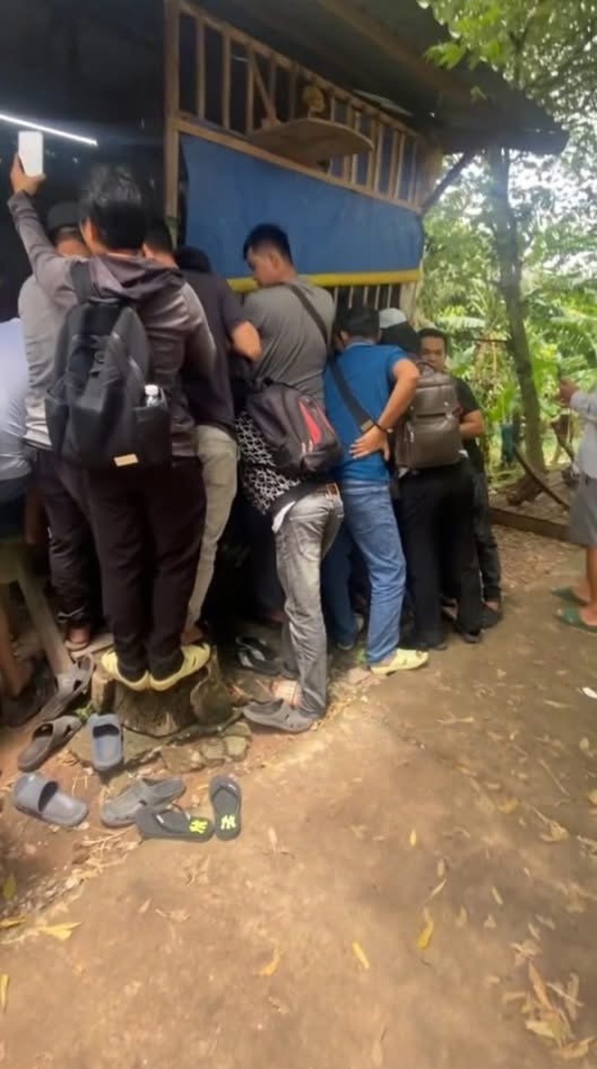 Dàn YouTuber, TikToker tràn xuống nhà chú Ba Minh (Đồng Tháp) sau câu chuyện tình lấy nước mắt- Ảnh 2.