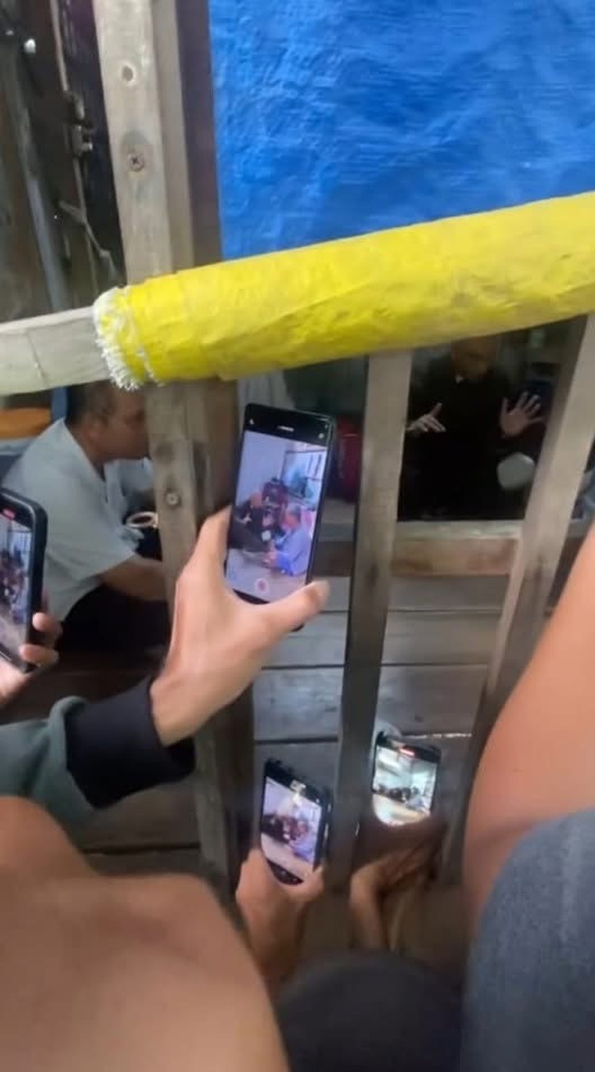 Dàn YouTuber, TikToker tràn xuống nhà chú Ba Minh (Đồng Tháp) sau câu chuyện tình lấy nước mắt- Ảnh 3.