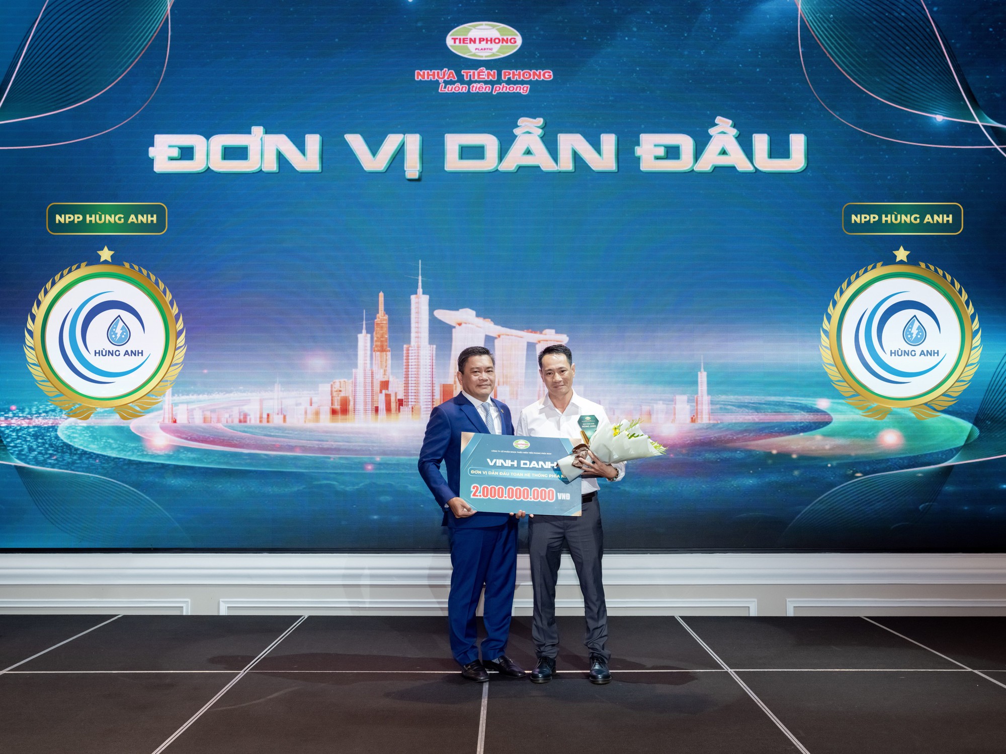 Top các nhà phân phối đạt giải tại lễ tri ân Tiền Phong Nam 2025 - Ảnh 1. Top các nhà phân phối đạt giải tại lễ tri ân Tiền Phong Nam 2025 - Ảnh 1.