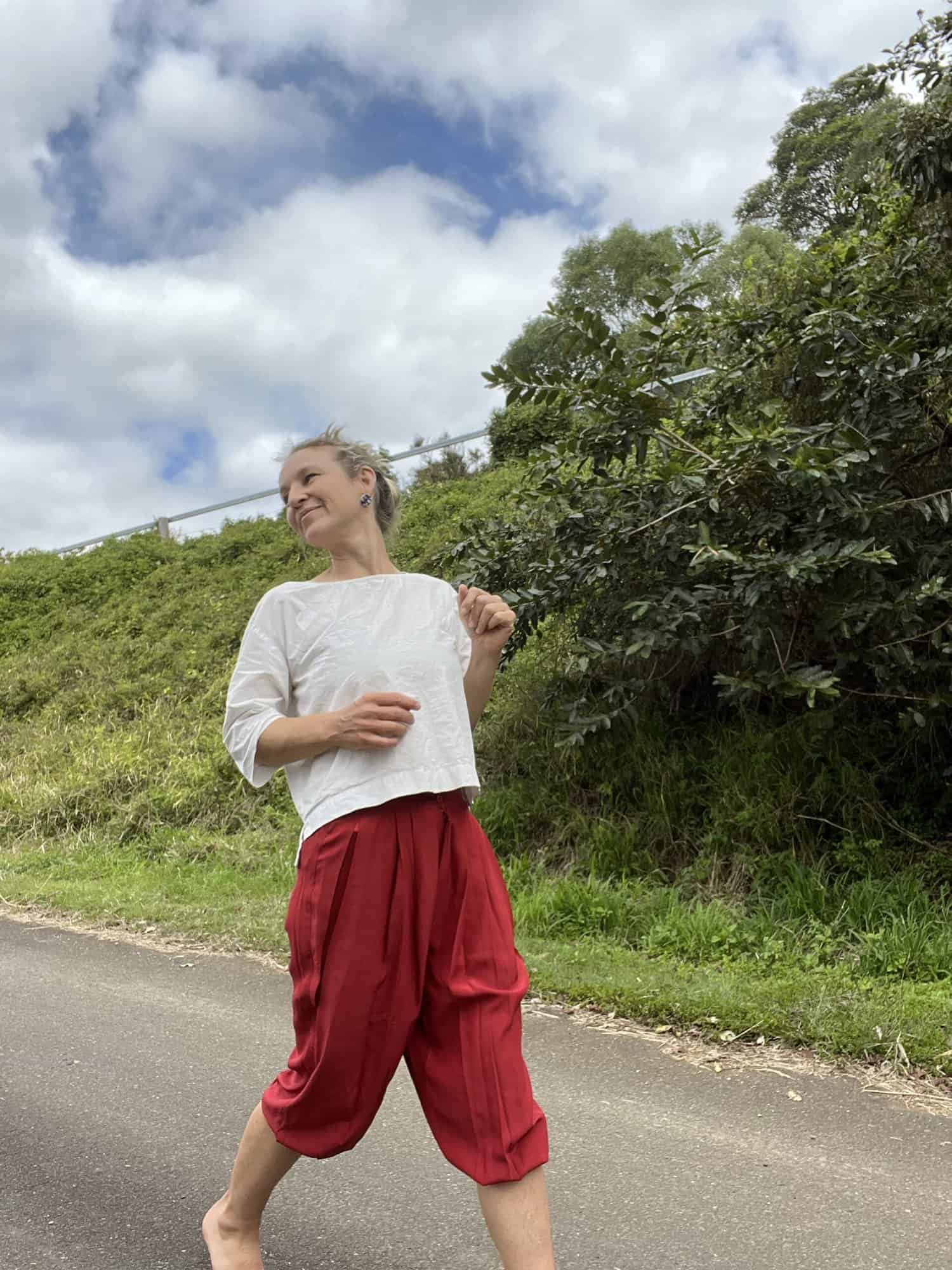 Một kiểu đi bộ đang "bùng nổ" trên MXH: Tưởng kì quặc nhưng lại có lợi cho tim mạch, giảm đau nhức cực tốt - Ảnh 4.