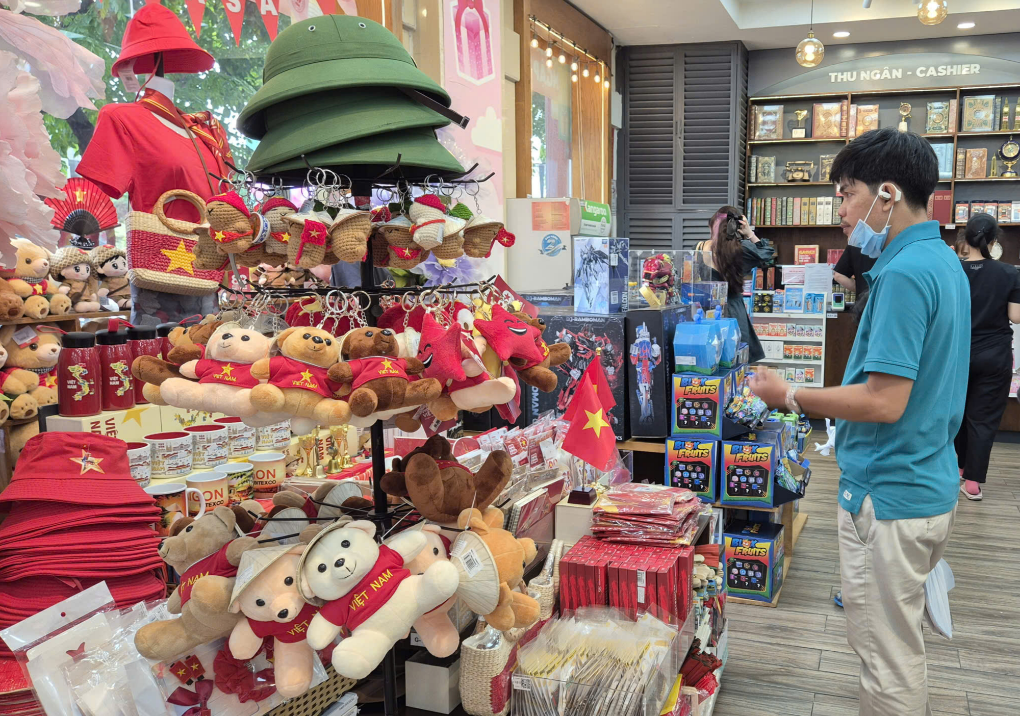 Rộn ràng thị trường thời trang, phụ kiện chào Quốc khánh- Ảnh 7. Rộn ràng thị trường thời trang, phụ kiện chào Quốc khánh- Ảnh 7.