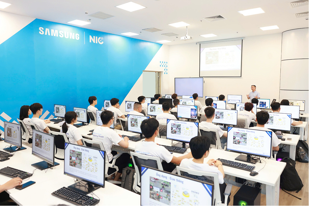 Chủ tịch Samsung Đông Nam Á & Châu Đại Dương khẳng định cam kết nhằm tạo ra “AI bền vững và có đạo đức” trước thềm BCA 2025- Ảnh 11. Chủ tịch Samsung Đông Nam Á & Châu Đại Dương khẳng định cam kết nhằm tạo ra “AI bền vững và có đạo đức” trước thềm BCA 2025- Ảnh 11.