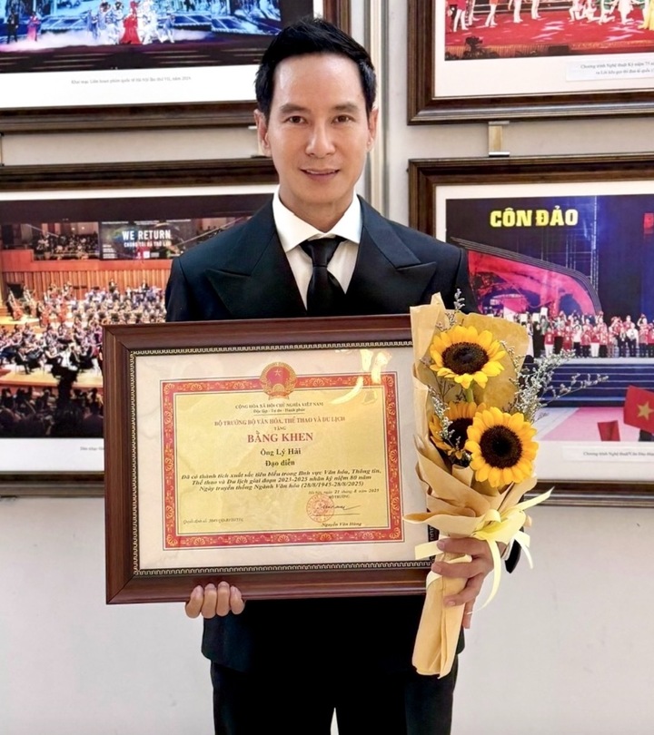 Đạo diễn Lý Hải nhận bằng khen của Bộ VHTTDL vì đóng góp trong lĩnh vực điện ảnh- Ảnh 1. Đạo diễn Lý Hải nhận bằng khen của Bộ VHTTDL vì đóng góp trong lĩnh vực điện ảnh- Ảnh 1.