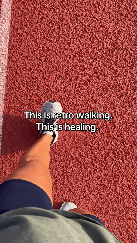 Một kiểu đi bộ đang "bùng nổ" trên MXH: Tưởng kì quặc nhưng lại có lợi cho tim mạch, giảm đau nhức cực tốt - Ảnh 1.