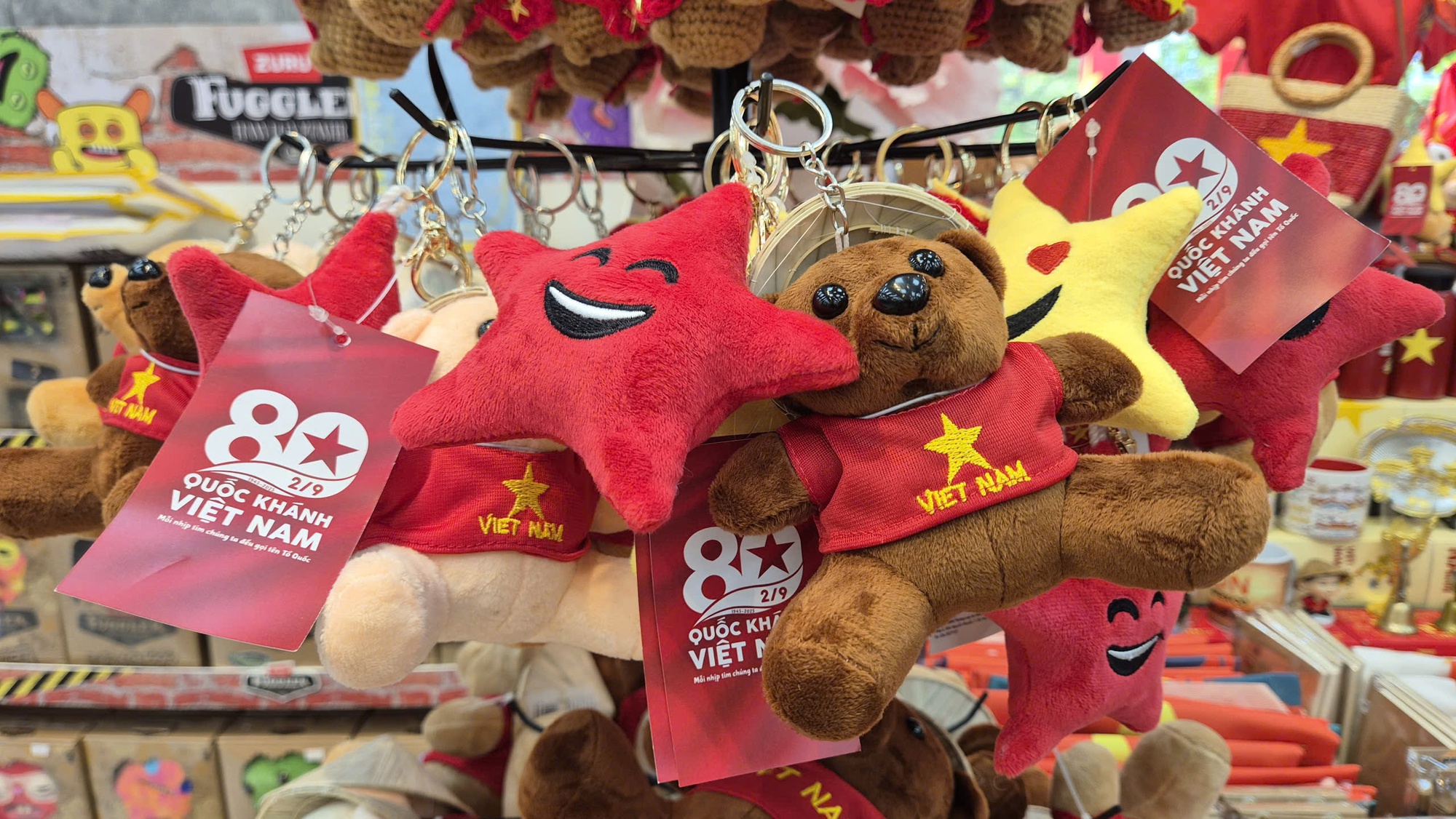 Rộn ràng thị trường thời trang, phụ kiện chào Quốc khánh- Ảnh 1. Rộn ràng thị trường thời trang, phụ kiện chào Quốc khánh- Ảnh 1.