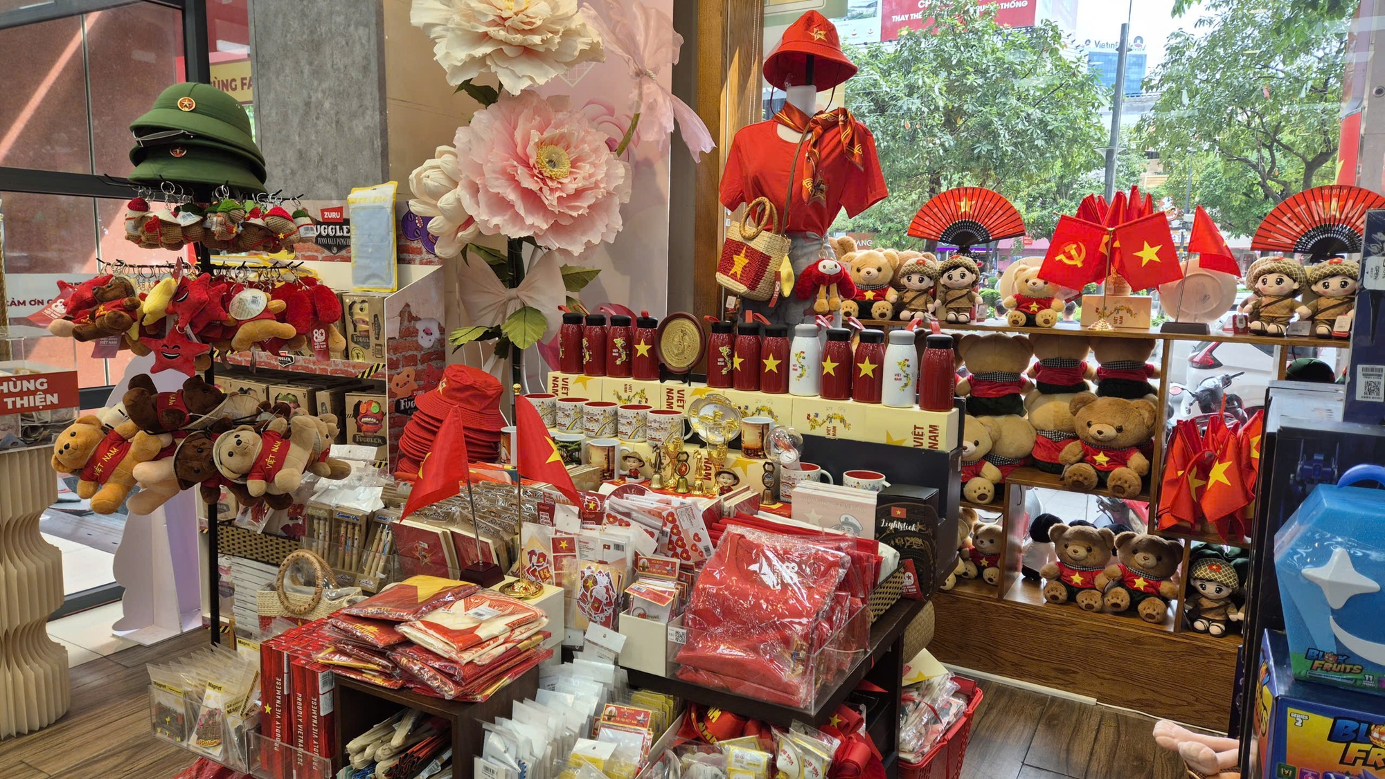 Rộn ràng thị trường thời trang, phụ kiện chào Quốc khánh- Ảnh 5. Rộn ràng thị trường thời trang, phụ kiện chào Quốc khánh- Ảnh 5.