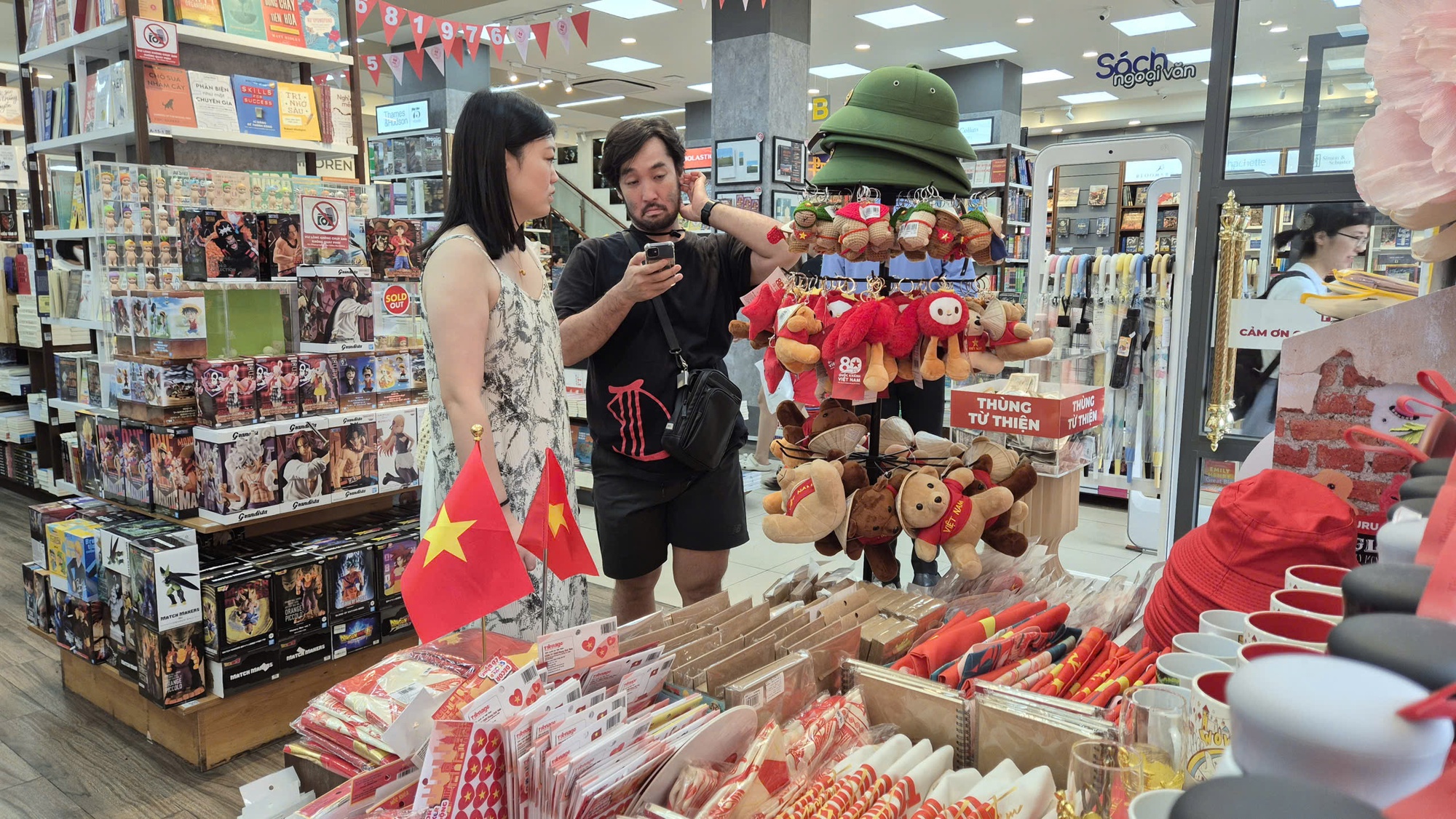 Rộn ràng thị trường thời trang, phụ kiện chào Quốc khánh- Ảnh 6. Rộn ràng thị trường thời trang, phụ kiện chào Quốc khánh- Ảnh 6.