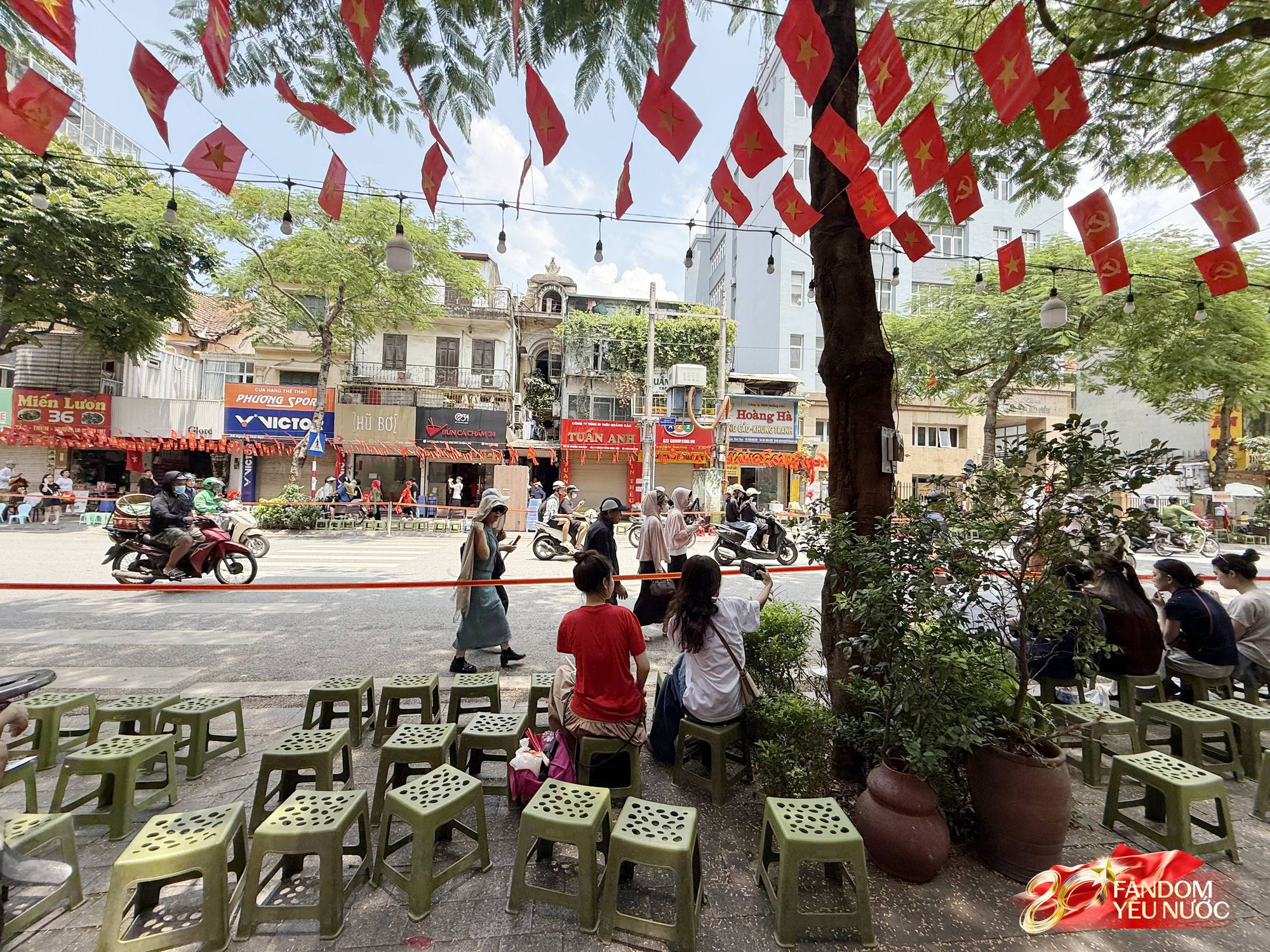 Nhiều hàng quán cho thuê ghế xem diễu binh: 20k-30k/ghế view "sát sạt" đường đi, nhiều khách đặt sẵn cả khu - Ảnh 1. Nhiều hàng quán cho thuê ghế xem diễu binh: 20k-30k/ghế view "sát sạt" đường đi, nhiều khách đặt sẵn cả khu - Ảnh 1.