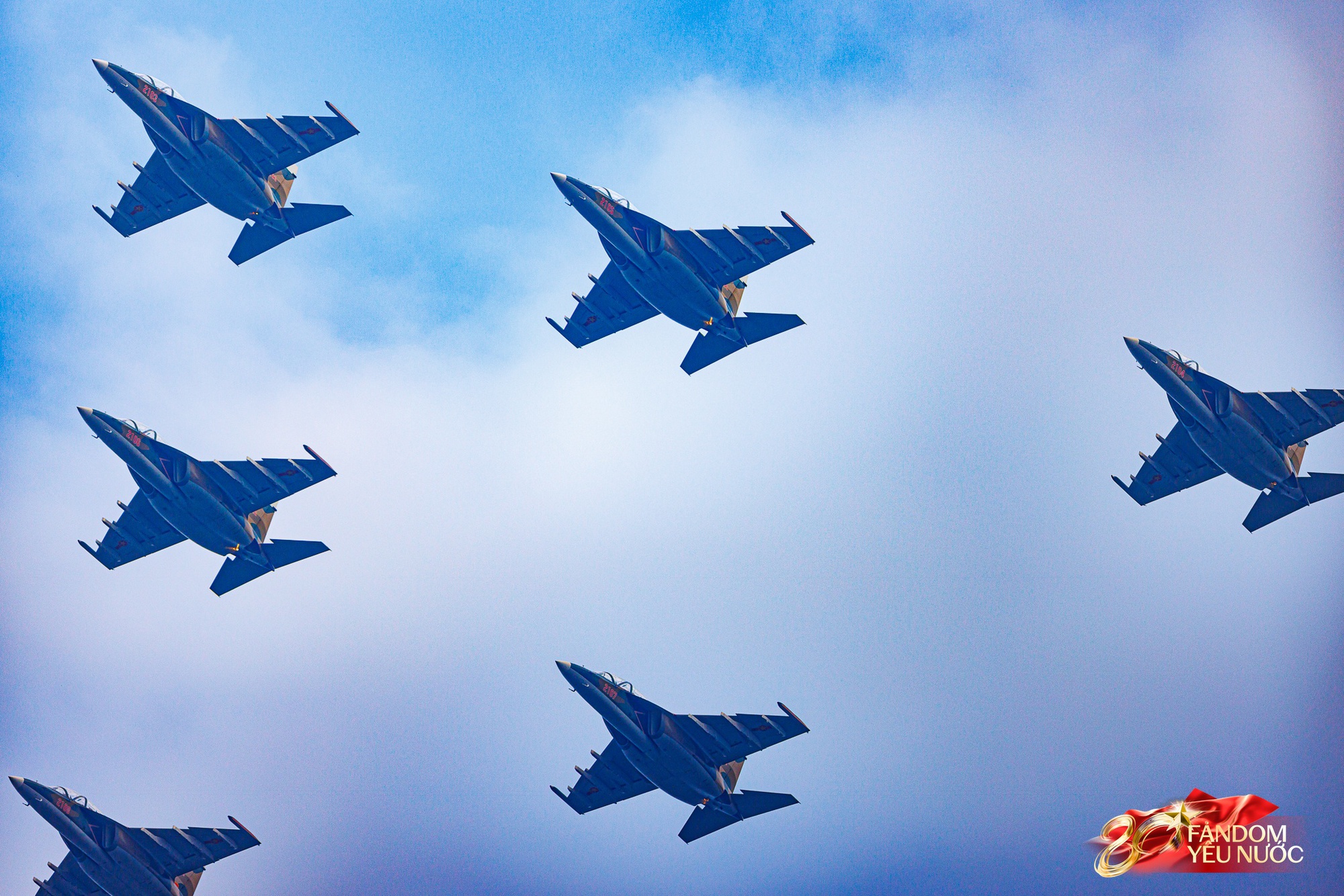 Hàng nghìn người dân hò reo khi biên đội 10 chiếc trực thăng kéo cờ Đảng, cờ Tổ quốc bay qua Quảng trường Ba Đình- Ảnh 15.