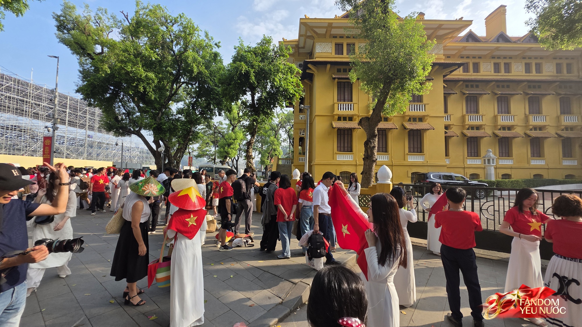 Hàng nghìn người dân hò reo khi biên đội 10 chiếc trực thăng kéo cờ Đảng, cờ Tổ quốc bay qua Quảng trường Ba Đình- Ảnh 30.