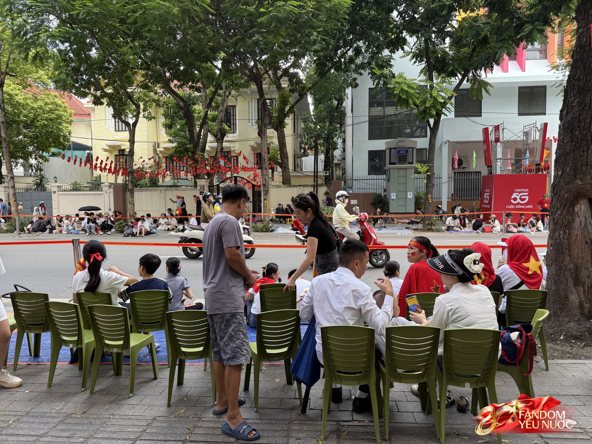 Nhiều hàng quán cho thuê ghế xem diễu binh: 20k-30k/ghế view "sát sạt" đường đi, nhiều khách đặt sẵn cả khu - Ảnh 13. Nhiều hàng quán cho thuê ghế xem diễu binh: 20k-30k/ghế view "sát sạt" đường đi, nhiều khách đặt sẵn cả khu - Ảnh 13.