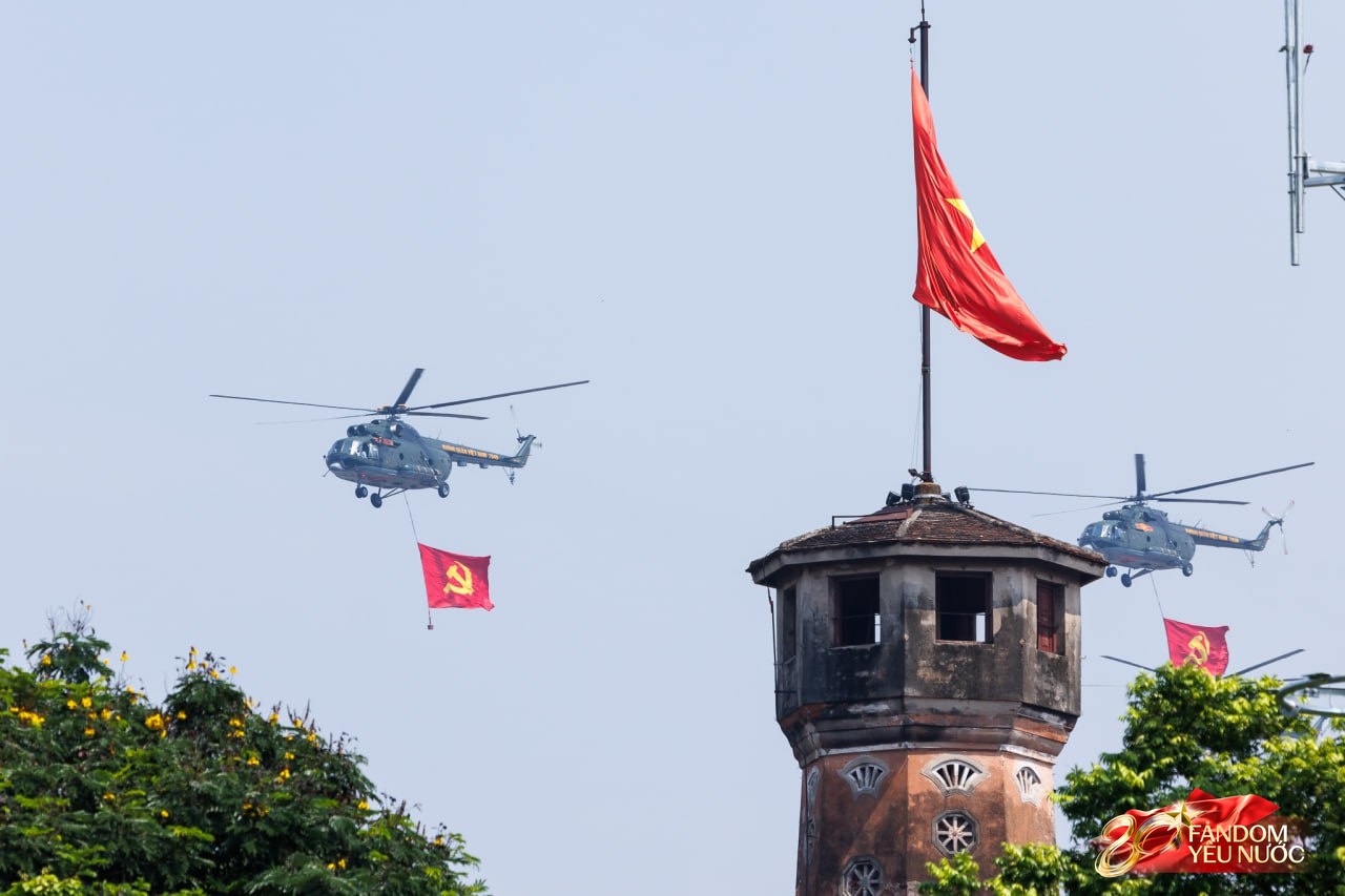 Hàng nghìn người dân hò reo khi biên đội 10 chiếc trực thăng kéo cờ Đảng, cờ Tổ quốc bay qua Quảng trường Ba Đình- Ảnh 1.