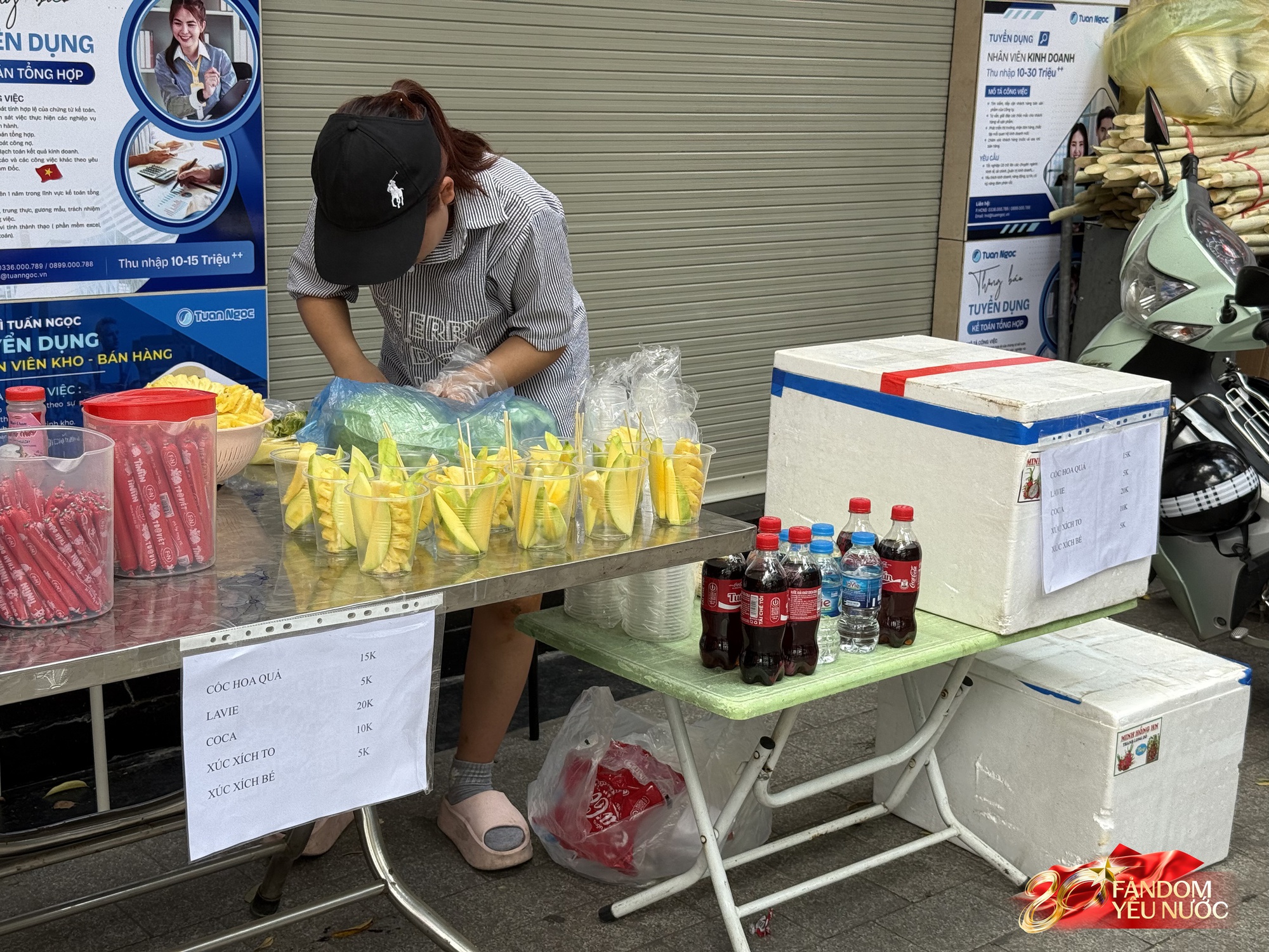 Nhiều hàng quán cho thuê ghế xem diễu binh: 20k-30k/ghế view "sát sạt" đường đi, nhiều khách đặt sẵn cả khu - Ảnh 5. Nhiều hàng quán cho thuê ghế xem diễu binh: 20k-30k/ghế view "sát sạt" đường đi, nhiều khách đặt sẵn cả khu - Ảnh 5.