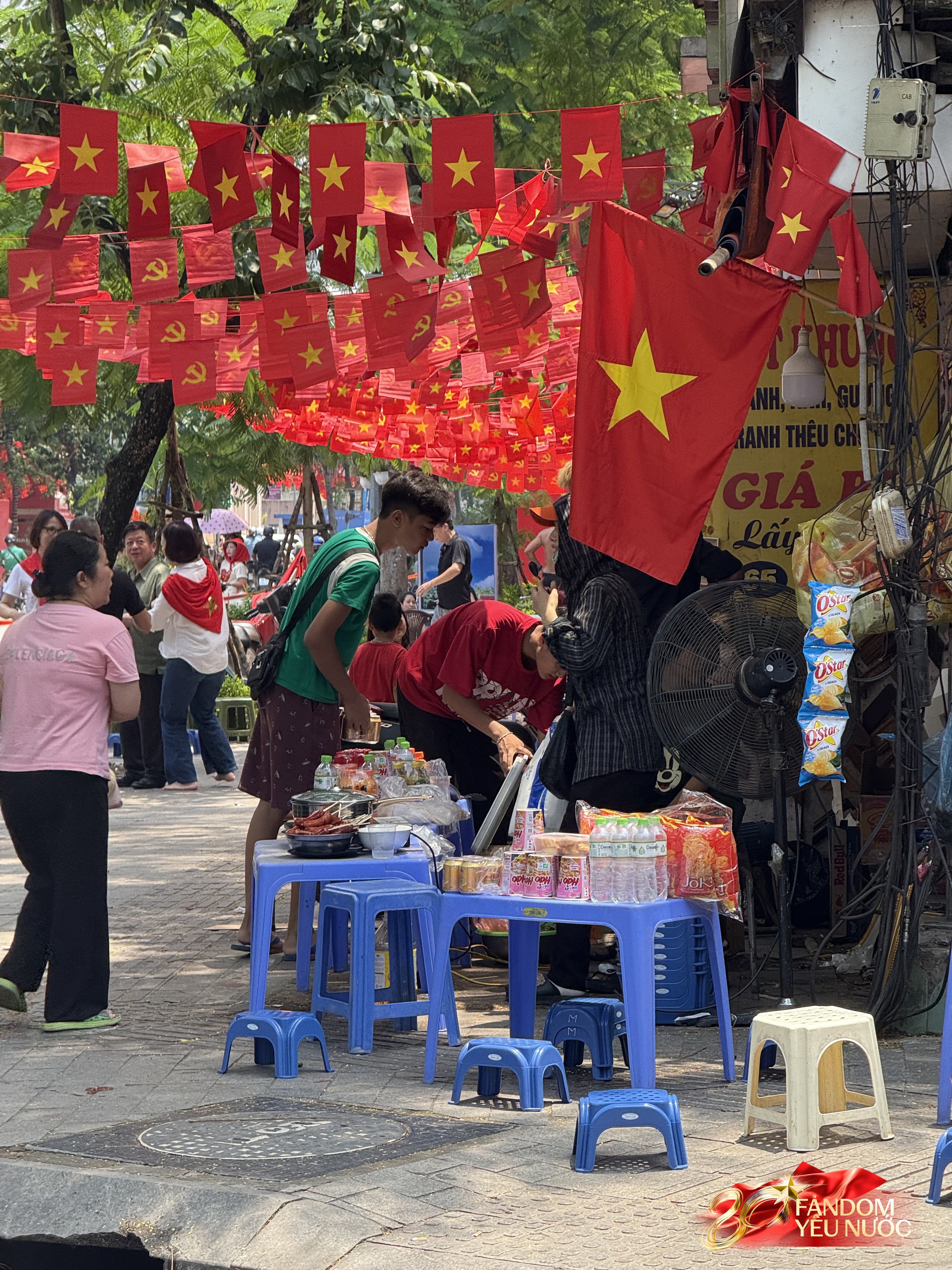 Nhiều hàng quán cho thuê ghế xem diễu binh: 20k-30k/ghế view "sát sạt" đường đi, nhiều khách đặt sẵn cả khu - Ảnh 7. Nhiều hàng quán cho thuê ghế xem diễu binh: 20k-30k/ghế view "sát sạt" đường đi, nhiều khách đặt sẵn cả khu - Ảnh 7.