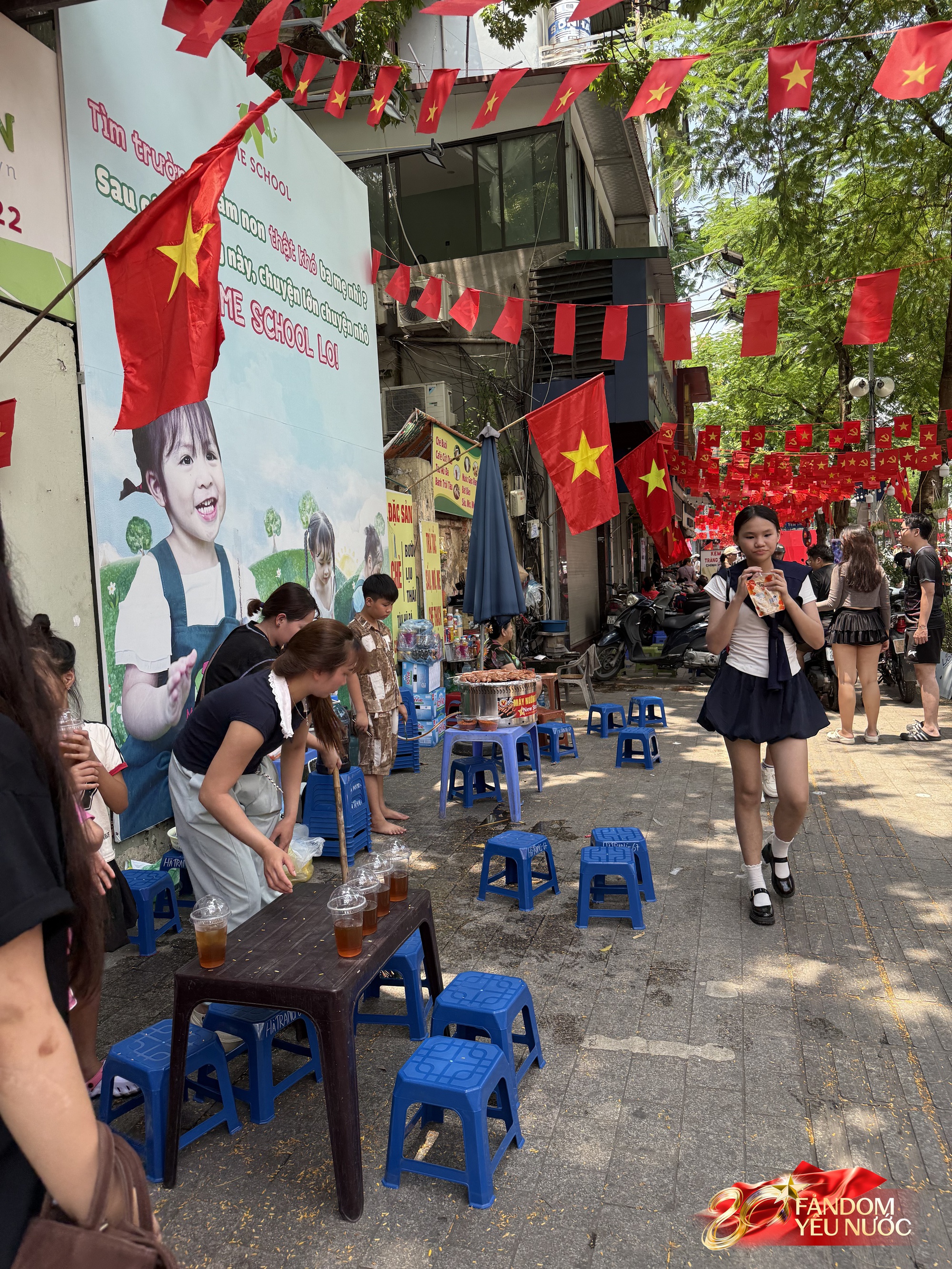 Nhiều hàng quán cho thuê ghế xem diễu binh: 20k-30k/ghế view "sát sạt" đường đi, nhiều khách đặt sẵn cả khu - Ảnh 8. Nhiều hàng quán cho thuê ghế xem diễu binh: 20k-30k/ghế view "sát sạt" đường đi, nhiều khách đặt sẵn cả khu - Ảnh 8.