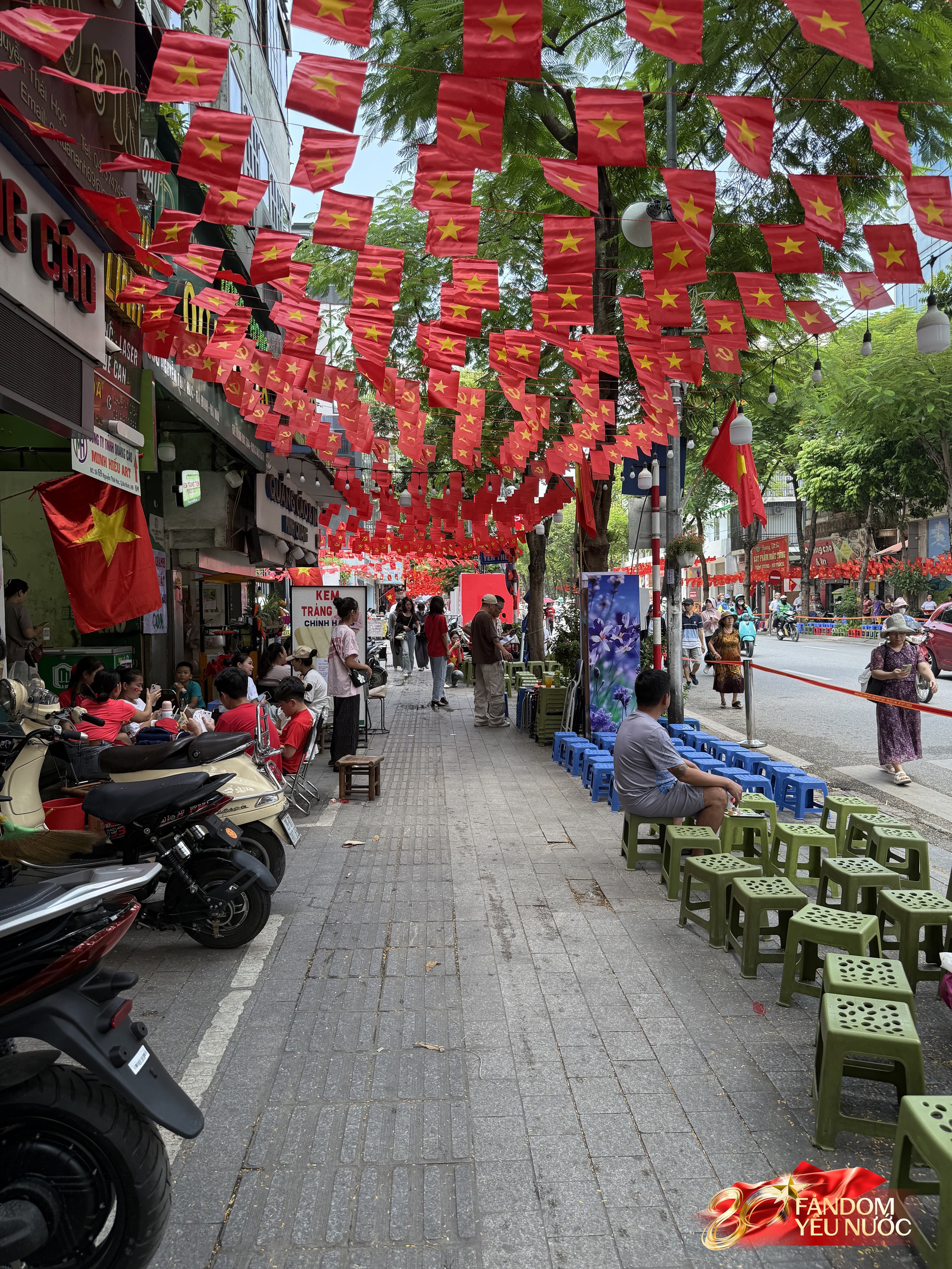 Nhiều hàng quán cho thuê ghế xem diễu binh: 20k-30k/ghế view "sát sạt" đường đi, nhiều khách đặt sẵn cả khu - Ảnh 6. Nhiều hàng quán cho thuê ghế xem diễu binh: 20k-30k/ghế view "sát sạt" đường đi, nhiều khách đặt sẵn cả khu - Ảnh 6.
