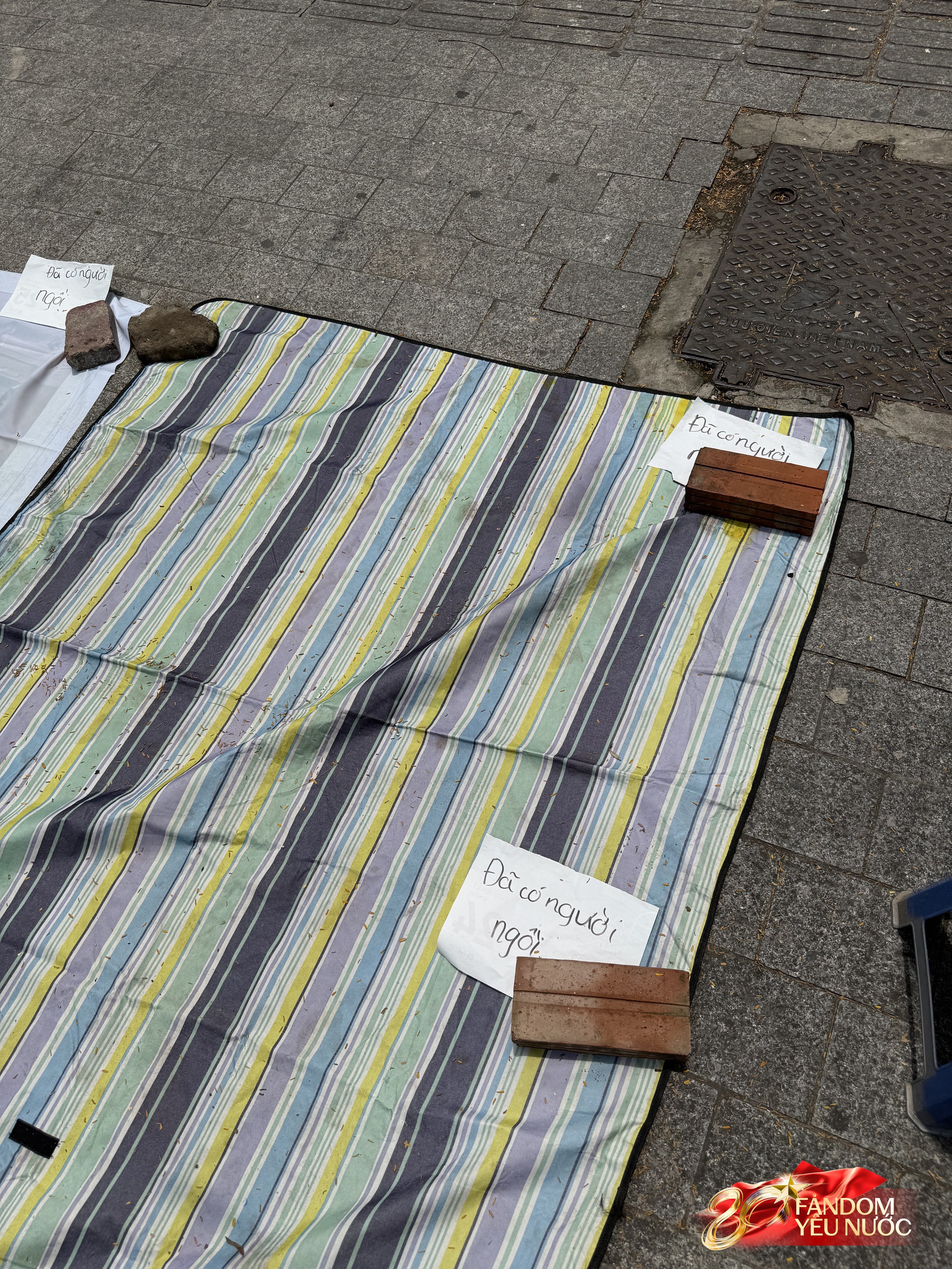 Nhiều hàng quán cho thuê ghế xem diễu binh: 20k-30k/ghế view "sát sạt" đường đi, nhiều khách đặt sẵn cả khu - Ảnh 14. Nhiều hàng quán cho thuê ghế xem diễu binh: 20k-30k/ghế view "sát sạt" đường đi, nhiều khách đặt sẵn cả khu - Ảnh 14.