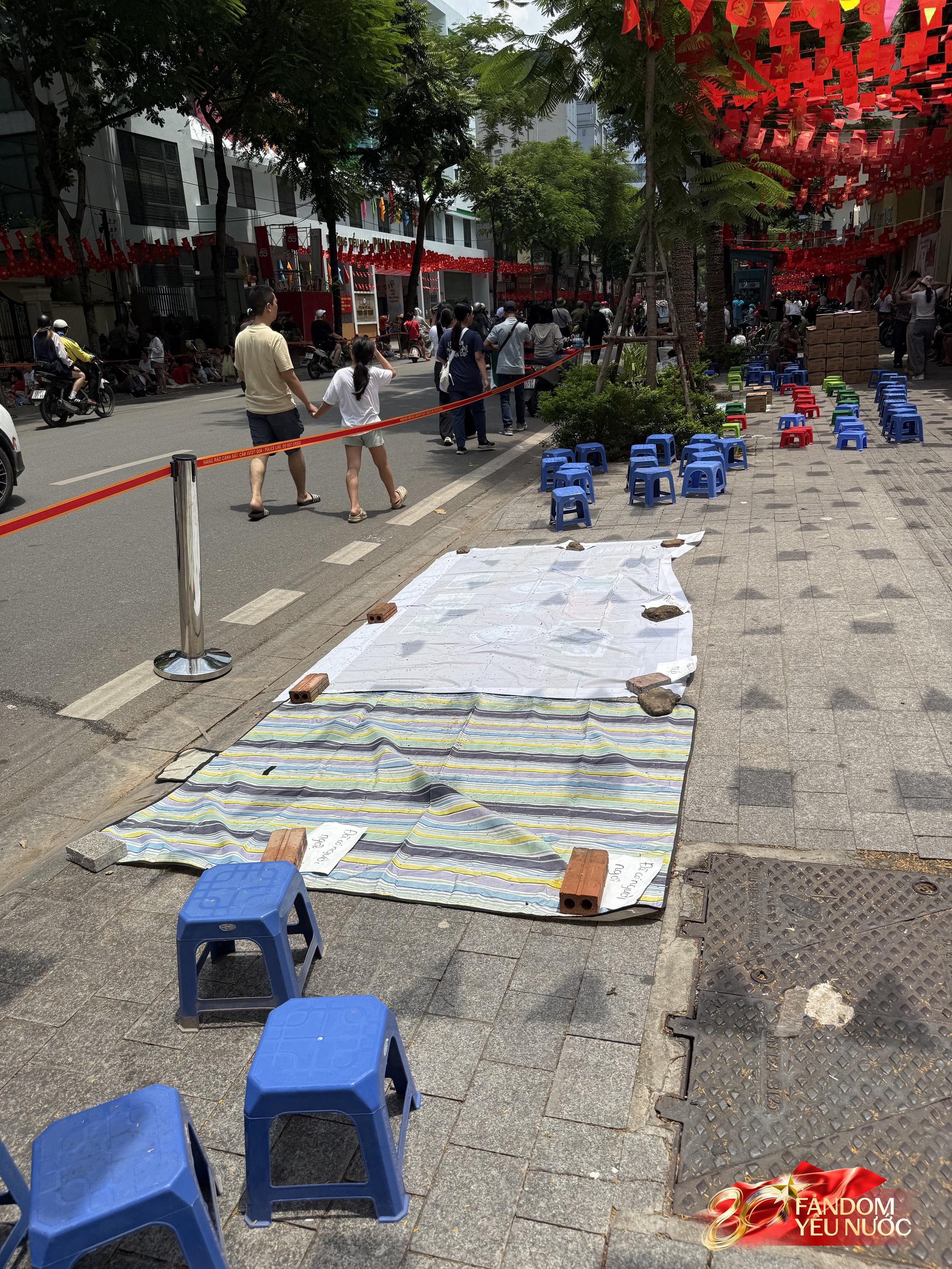 Nhiều hàng quán cho thuê ghế xem diễu binh: 20k-30k/ghế view "sát sạt" đường đi, nhiều khách đặt sẵn cả khu - Ảnh 15. Nhiều hàng quán cho thuê ghế xem diễu binh: 20k-30k/ghế view "sát sạt" đường đi, nhiều khách đặt sẵn cả khu - Ảnh 15.