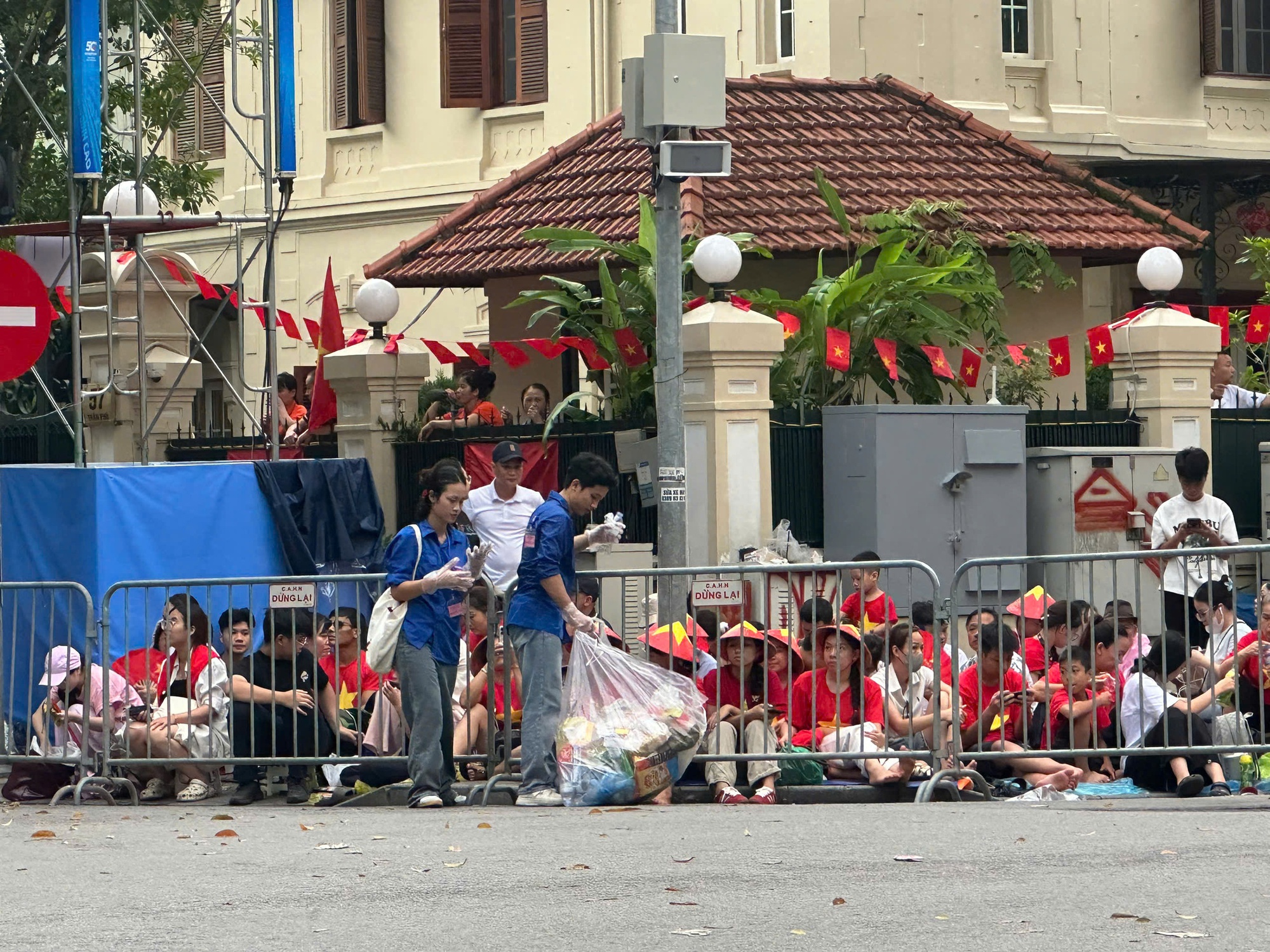 Ra quân gom rác, tình nguyện viên giữ phố sạch dịp Đại lễ - Ảnh 3.