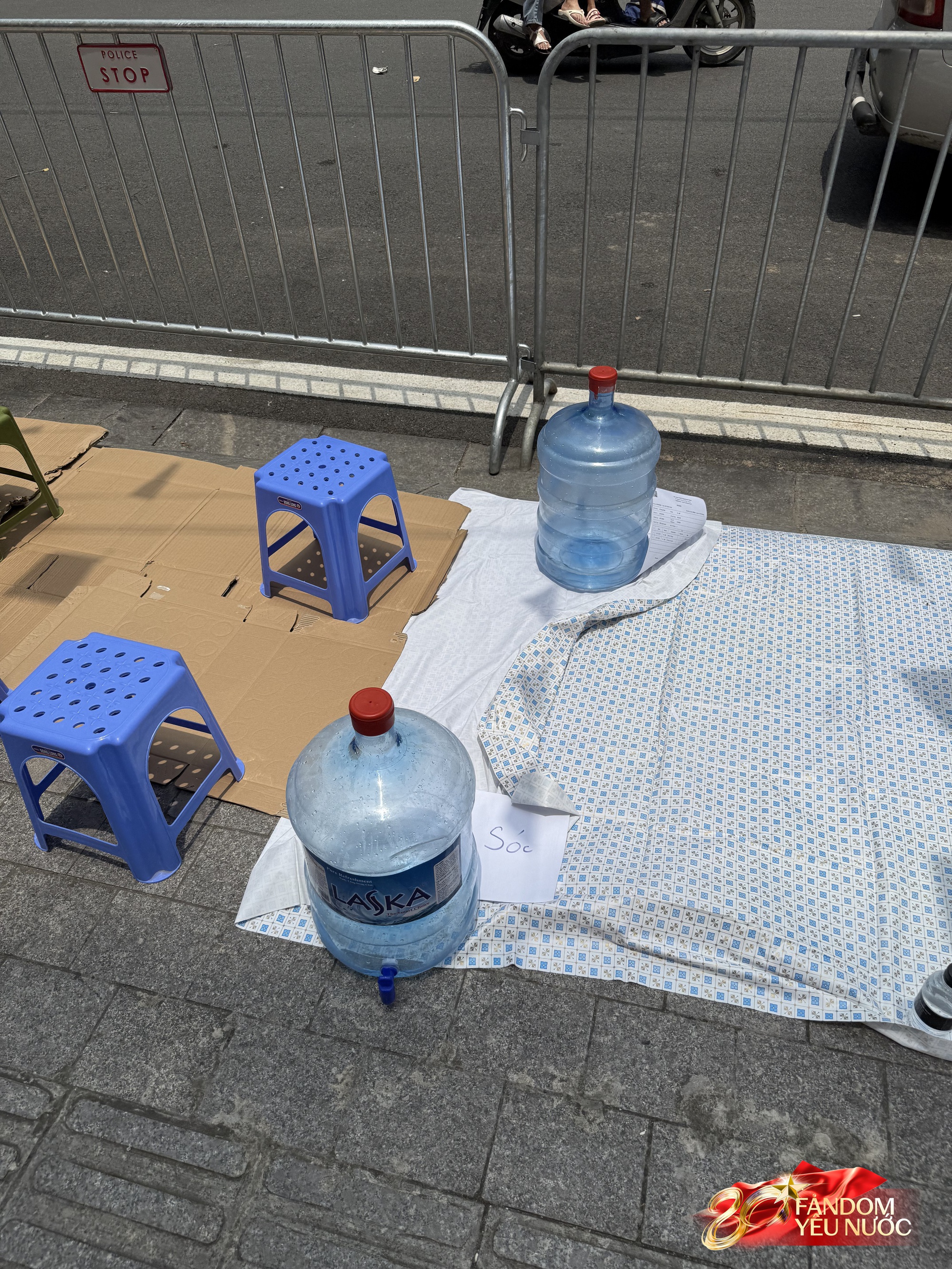 Nhiều hàng quán cho thuê ghế xem diễu binh: 20k-30k/ghế view "sát sạt" đường đi, nhiều khách đặt sẵn cả khu - Ảnh 16. Nhiều hàng quán cho thuê ghế xem diễu binh: 20k-30k/ghế view "sát sạt" đường đi, nhiều khách đặt sẵn cả khu - Ảnh 16.