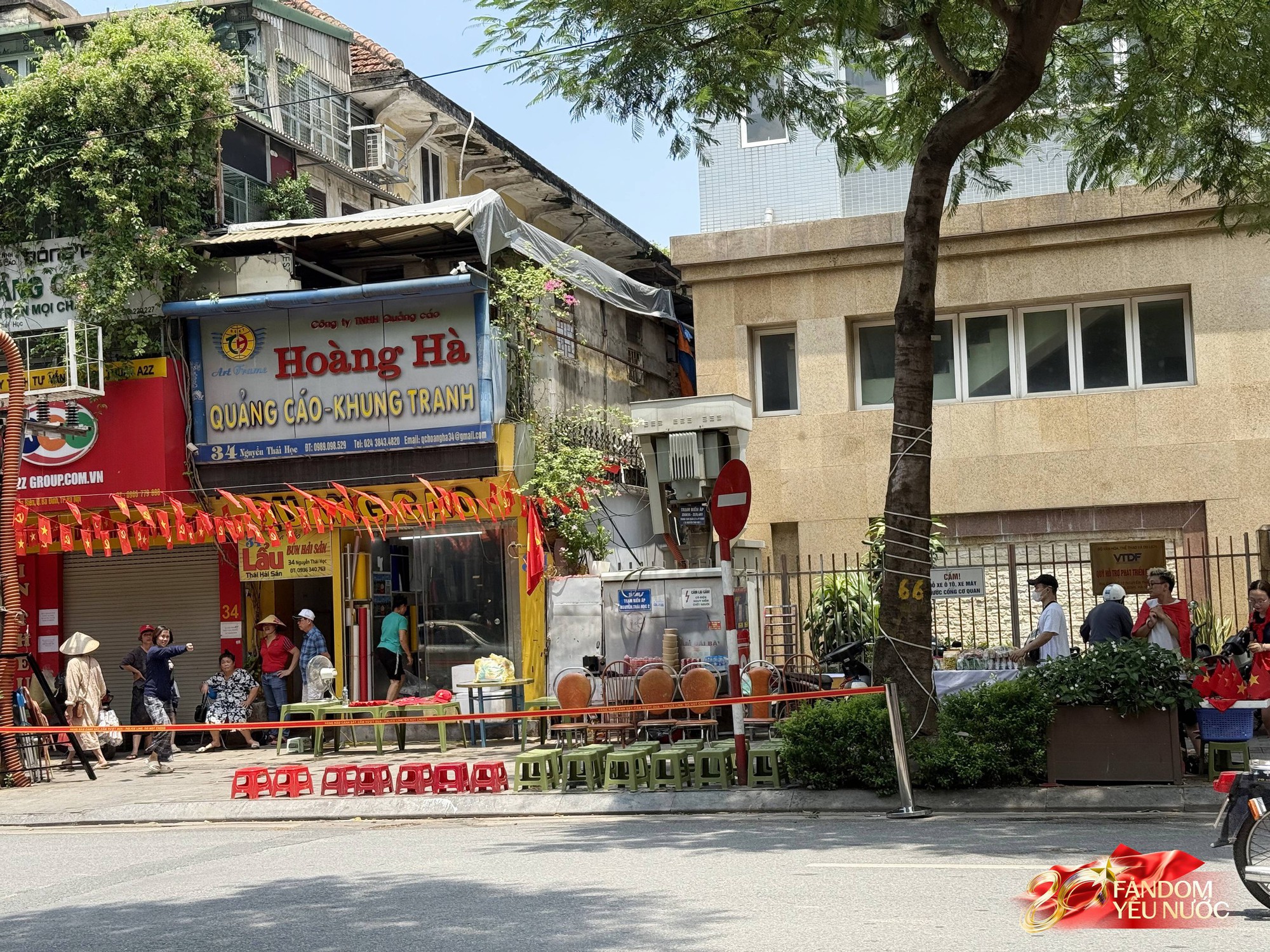 Nhiều hàng quán cho thuê ghế xem diễu binh: 20k-30k/ghế view "sát sạt" đường đi, nhiều khách đặt sẵn cả khu - Ảnh 2. Nhiều hàng quán cho thuê ghế xem diễu binh: 20k-30k/ghế view "sát sạt" đường đi, nhiều khách đặt sẵn cả khu - Ảnh 2.