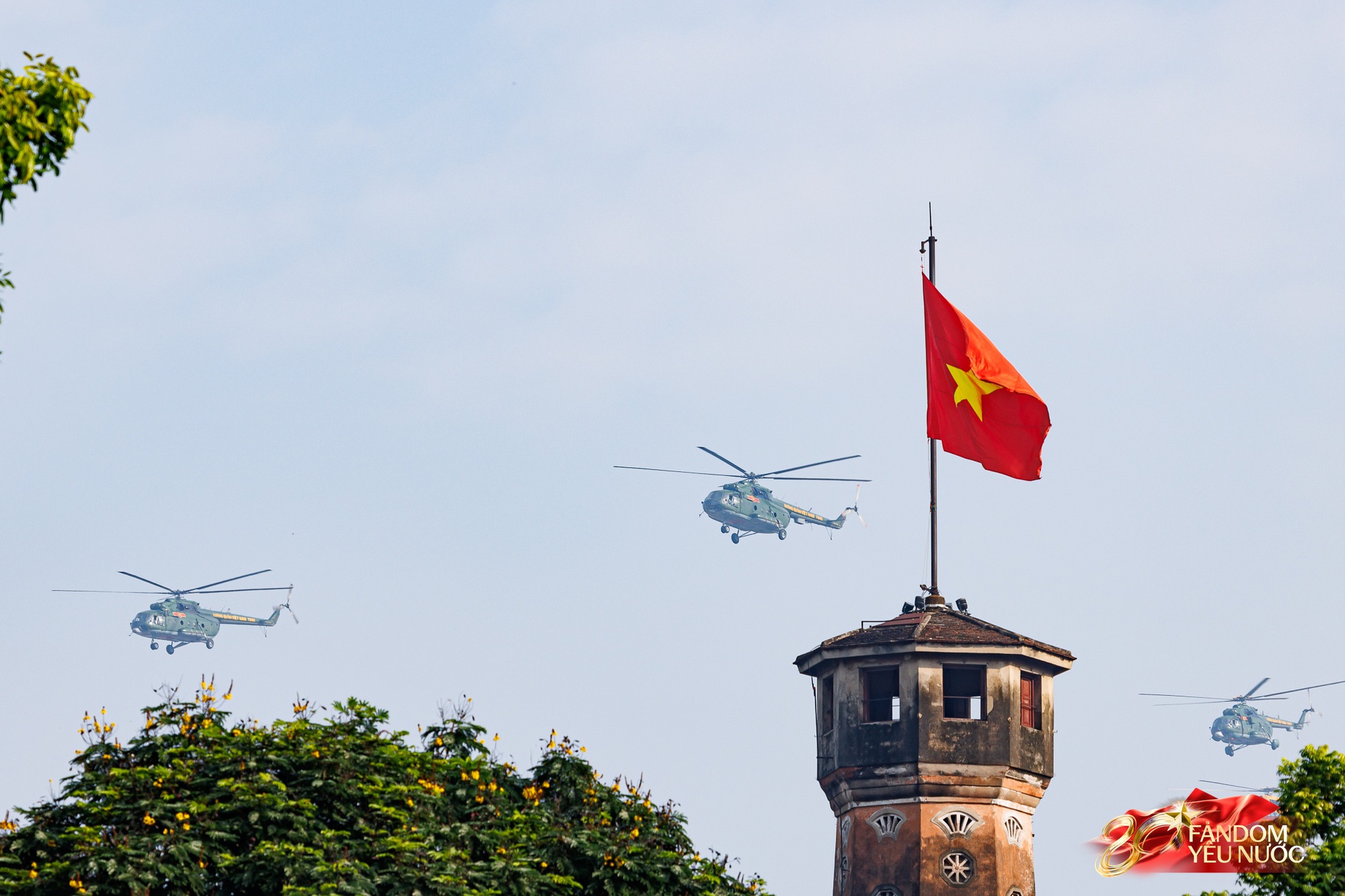 Hàng nghìn người dân hò reo khi biên đội 10 chiếc trực thăng kéo cờ Đảng, cờ Tổ quốc bay qua Quảng trường Ba Đình- Ảnh 22.