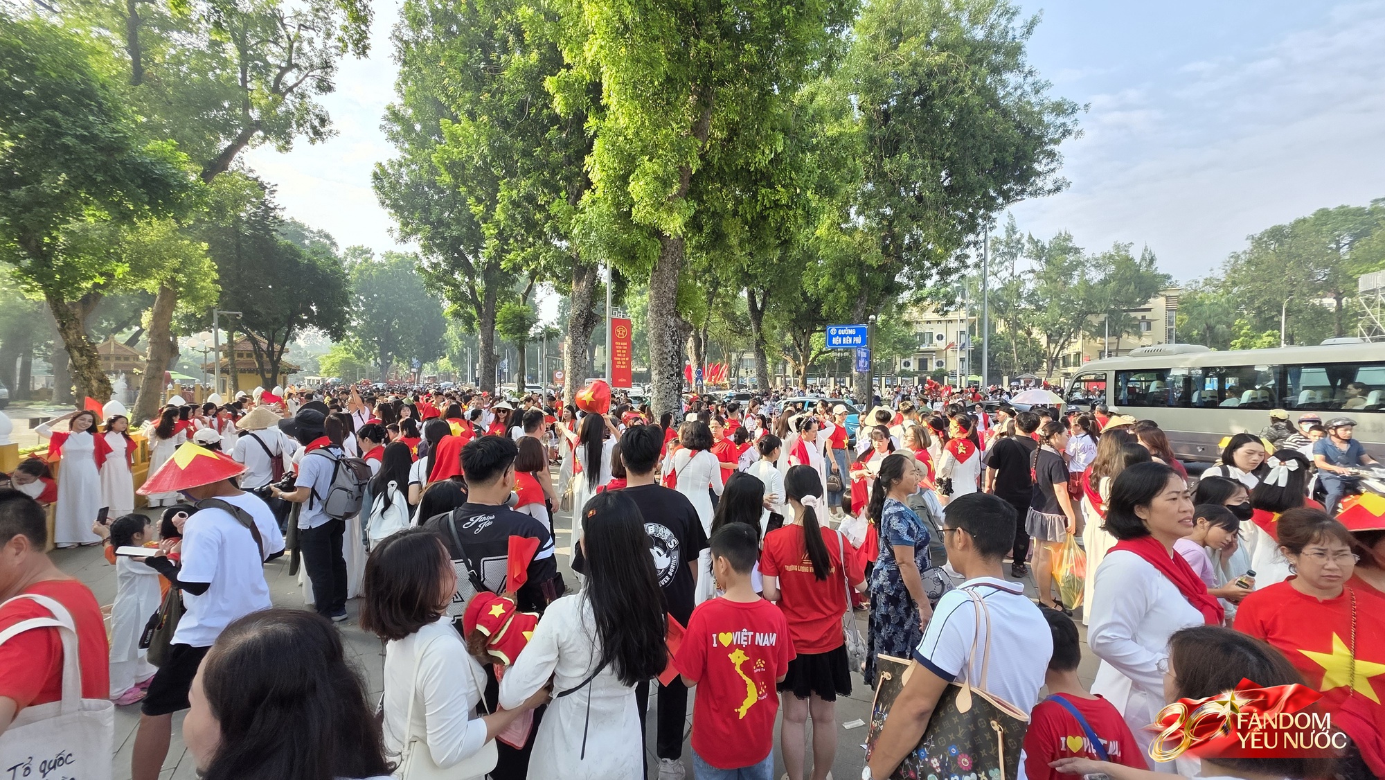 Hàng nghìn người dân hò reo khi biên đội 10 chiếc trực thăng kéo cờ Đảng, cờ Tổ quốc bay qua Quảng trường Ba Đình- Ảnh 31.