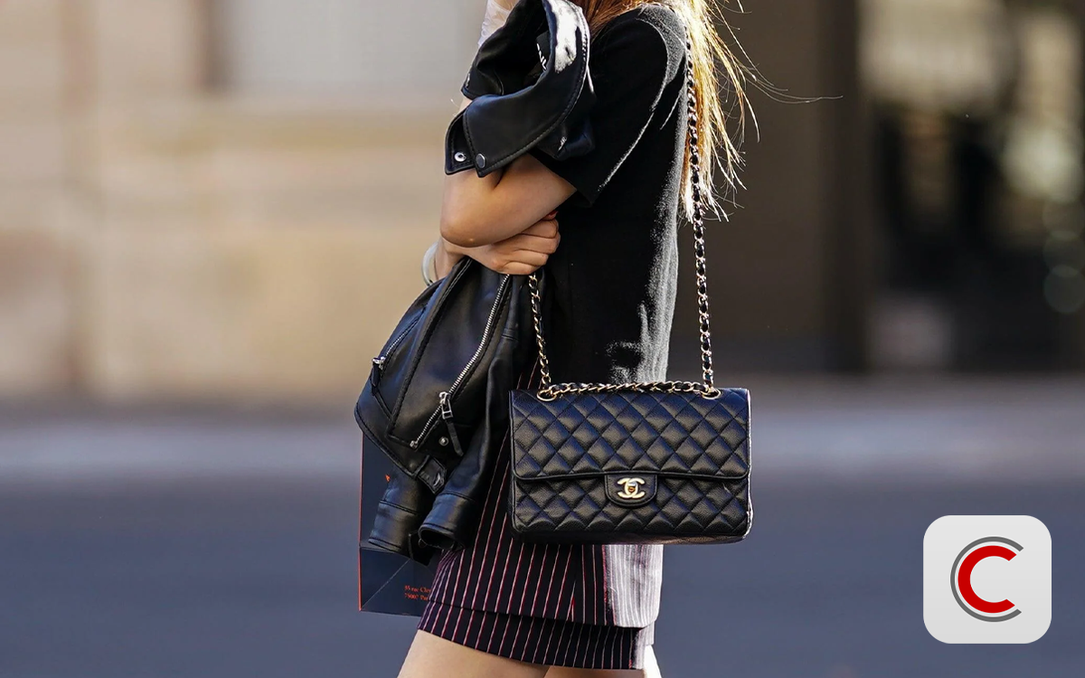 Vì sao phụ nữ trên khắp thế giới mơ ước sở hữu một chiếc Chanel Classic Flap? Điều gì ẩn sau câu chuyện lịch sử của biểu tượng này? - Ảnh 1.