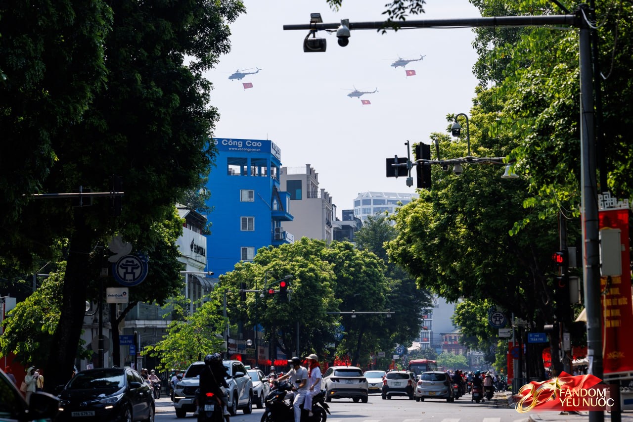 Hàng nghìn người dân hò reo khi biên đội 10 chiếc trực thăng kéo cờ Đảng, cờ Tổ quốc bay qua Quảng trường Ba Đình- Ảnh 2.