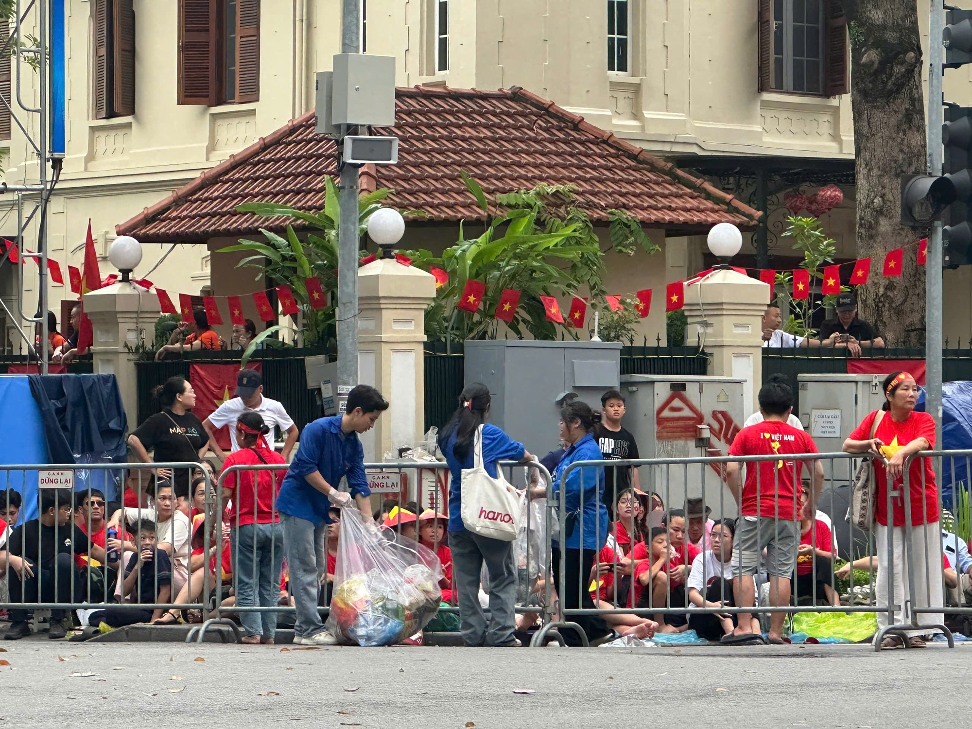 Ra quân gom rác, tình nguyện viên giữ phố sạch dịp Đại lễ - Ảnh 2.