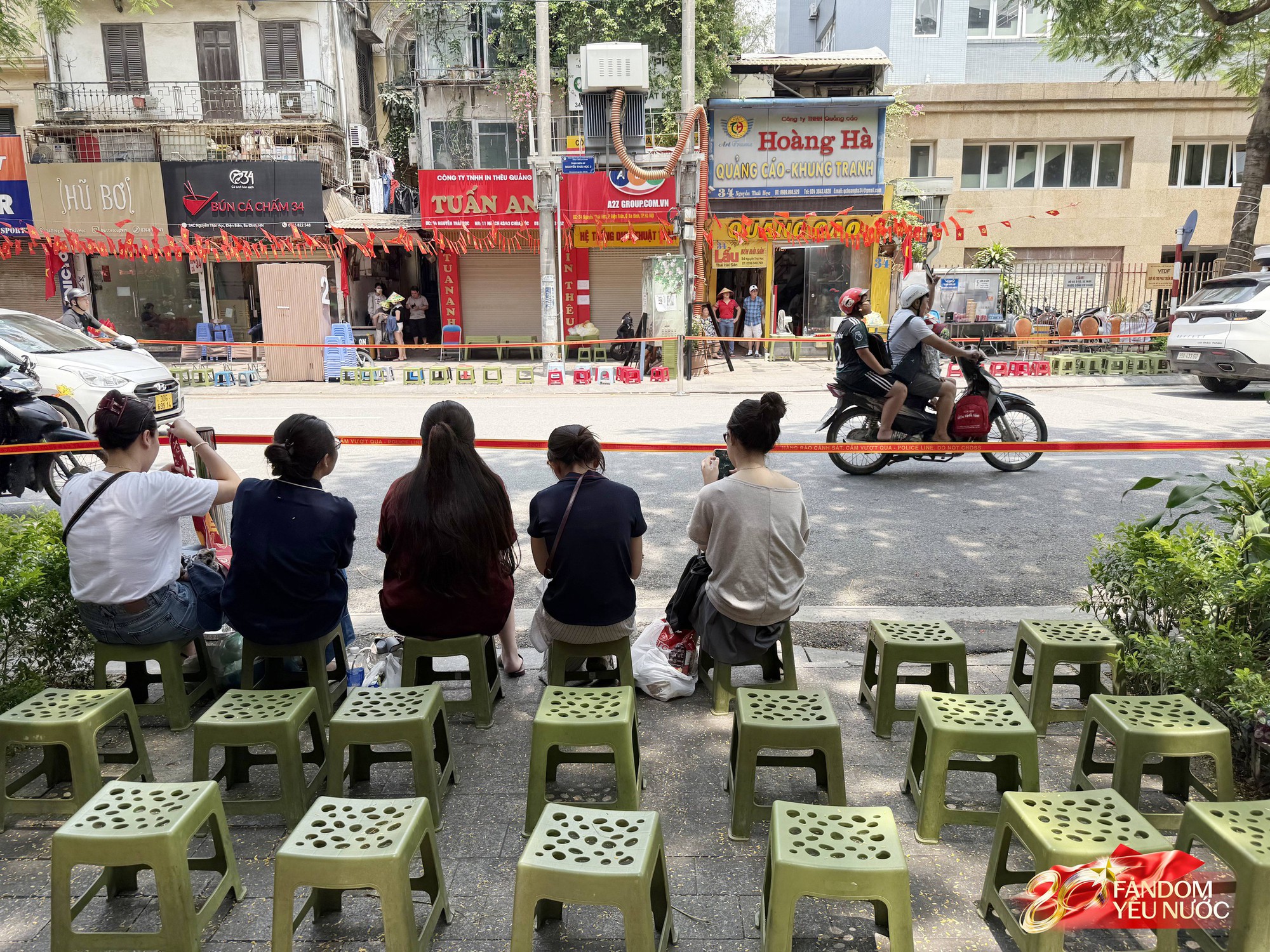 Nhiều hàng quán cho thuê ghế xem diễu binh: 20k-30k/ghế view "sát sạt" đường đi, nhiều khách đặt sẵn cả khu - Ảnh 4. Nhiều hàng quán cho thuê ghế xem diễu binh: 20k-30k/ghế view "sát sạt" đường đi, nhiều khách đặt sẵn cả khu - Ảnh 4.