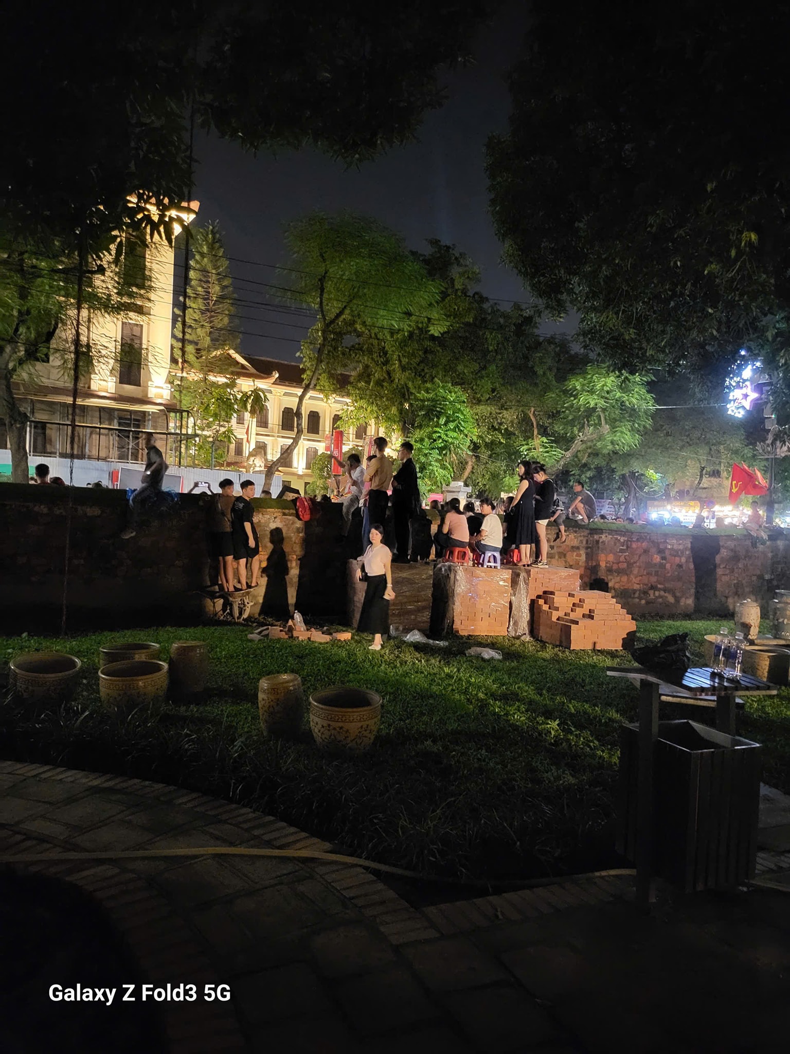 Xuất hiện "bức tường" 2m tại Văn Miếu-Quốc Tử Giám đúng vị trí đoàn diễu binh đi qua, lý do khiến dân tình gật gù - Ảnh 2. Xuất hiện "bức tường" 2m tại Văn Miếu-Quốc Tử Giám đúng vị trí đoàn diễu binh đi qua, lý do khiến dân tình gật gù - Ảnh 2.