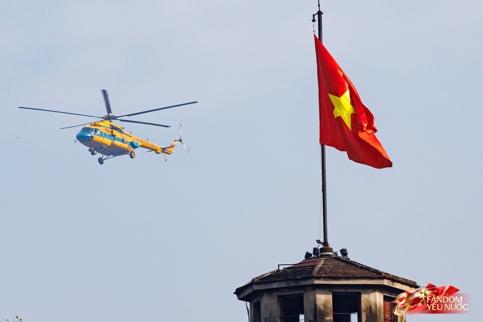 Hàng nghìn người dân hò reo khi biên đội 10 chiếc trực thăng kéo cờ Đảng, cờ Tổ quốc bay qua Quảng trường Ba Đình- Ảnh 23.