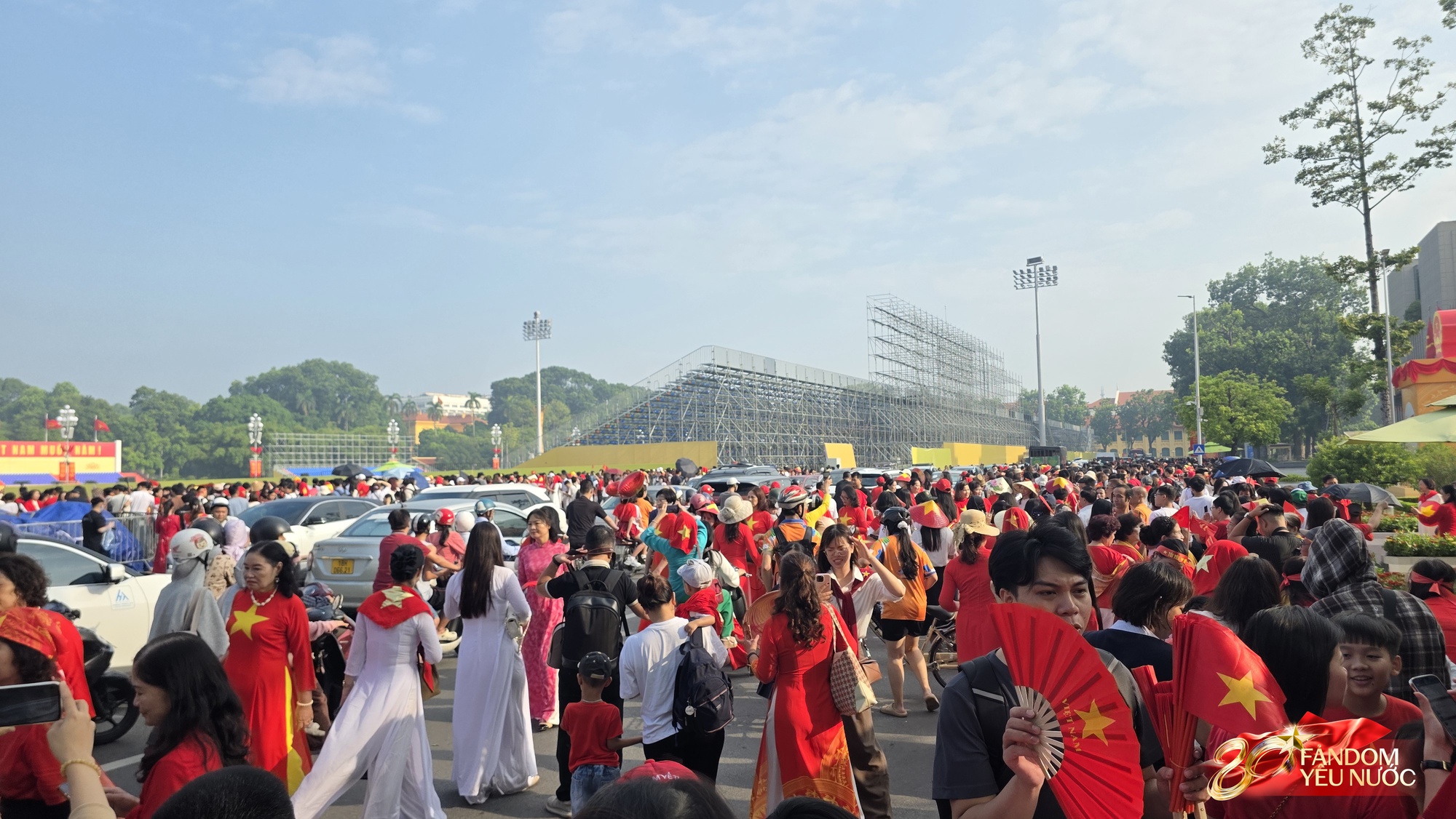 Hàng nghìn người dân hò reo khi biên đội 10 chiếc trực thăng kéo cờ Đảng, cờ Tổ quốc bay qua Quảng trường Ba Đình- Ảnh 32.