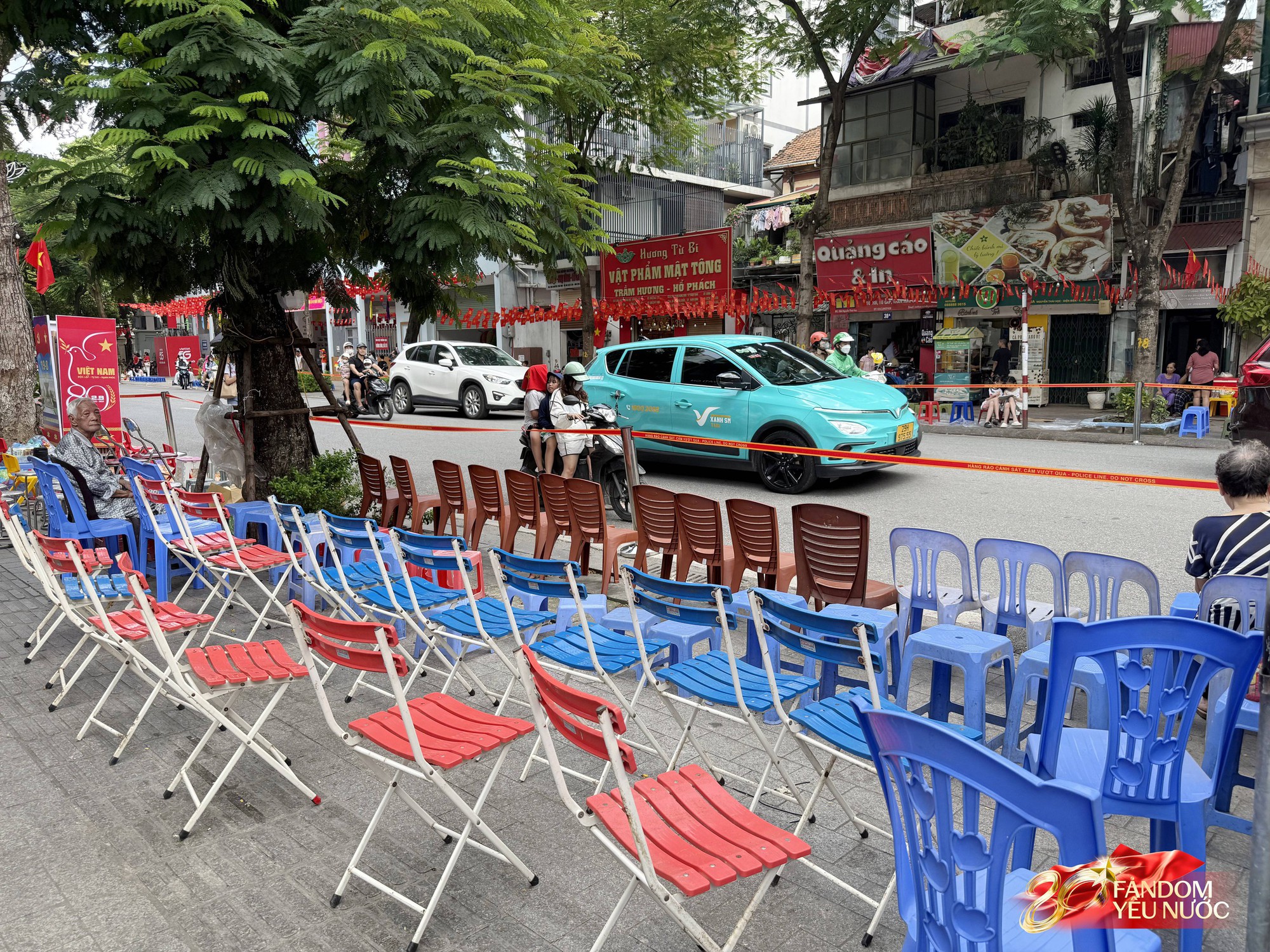 Nhiều hàng quán cho thuê ghế xem diễu binh: 20k-30k/ghế view "sát sạt" đường đi, nhiều khách đặt sẵn cả khu - Ảnh 3. Nhiều hàng quán cho thuê ghế xem diễu binh: 20k-30k/ghế view "sát sạt" đường đi, nhiều khách đặt sẵn cả khu - Ảnh 3.