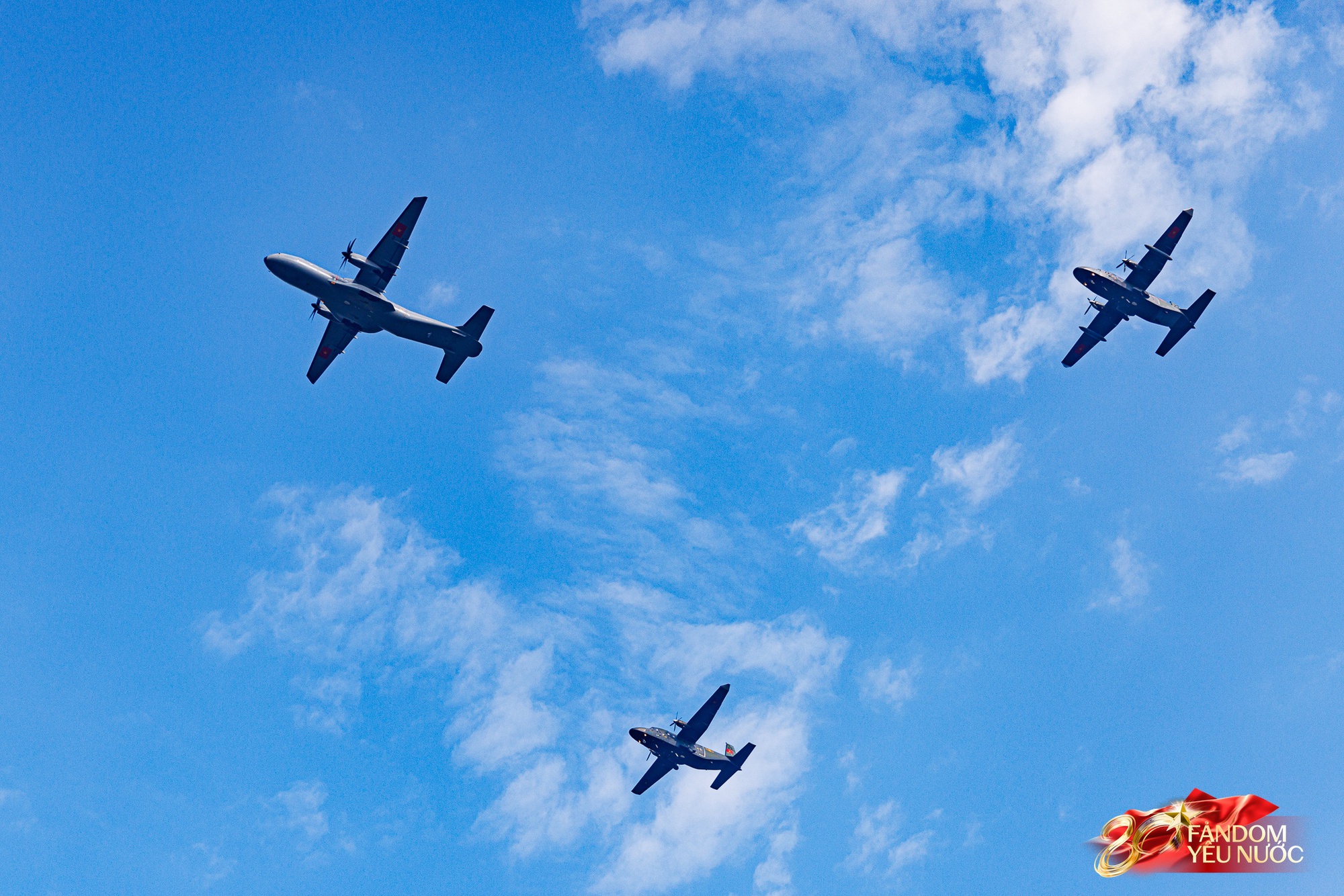 Hàng nghìn người dân hò reo khi biên đội 10 chiếc trực thăng kéo cờ Đảng, cờ Tổ quốc bay qua Quảng trường Ba Đình- Ảnh 16.