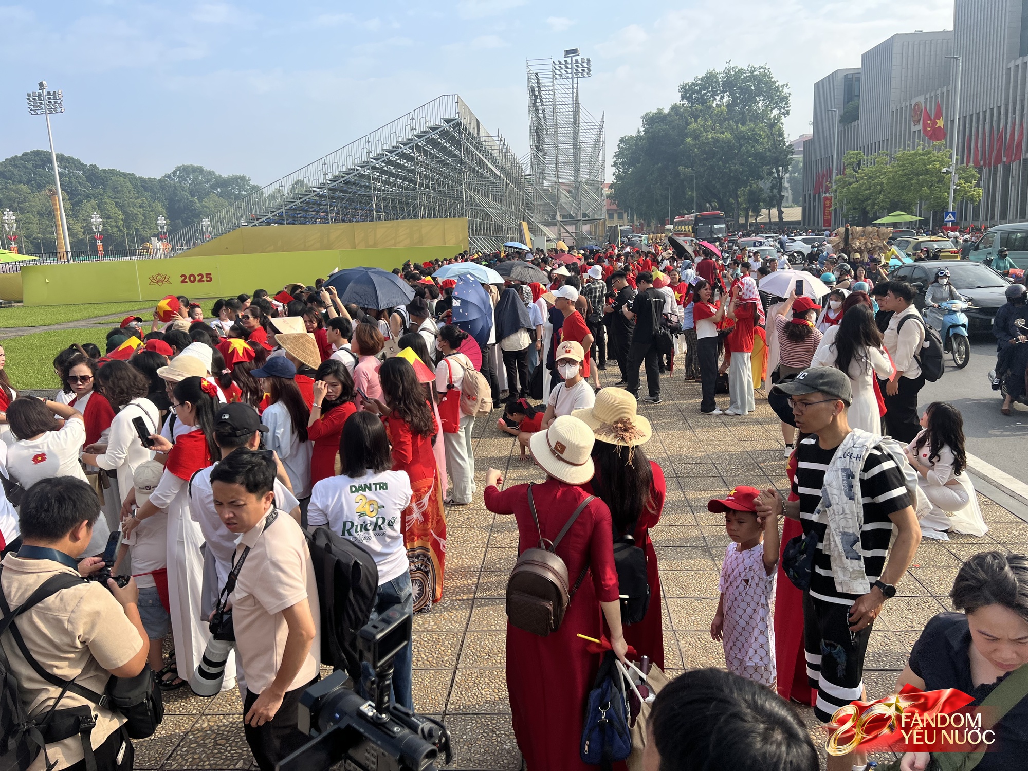 Hàng nghìn người dân hò reo khi biên đội 10 chiếc trực thăng kéo cờ Đảng, cờ Tổ quốc bay qua Quảng trường Ba Đình- Ảnh 33.