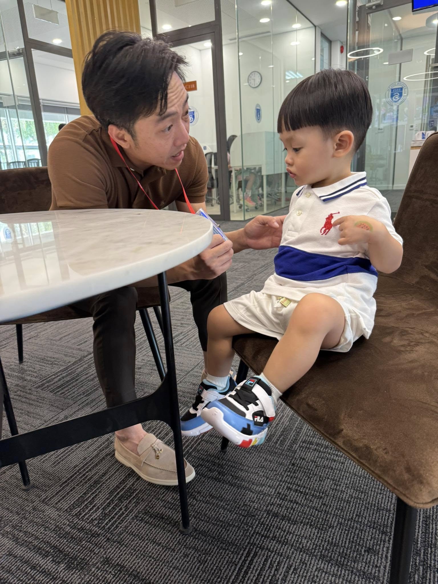 Cả nhà Cường Đô La chuộng áo của giới thượng lưu: Logo bé xíu mà mặc lên sang cỡ này- Ảnh 3. Cả nhà Cường Đô La chuộng áo của giới thượng lưu: Logo bé xíu mà mặc lên sang cỡ này- Ảnh 3.