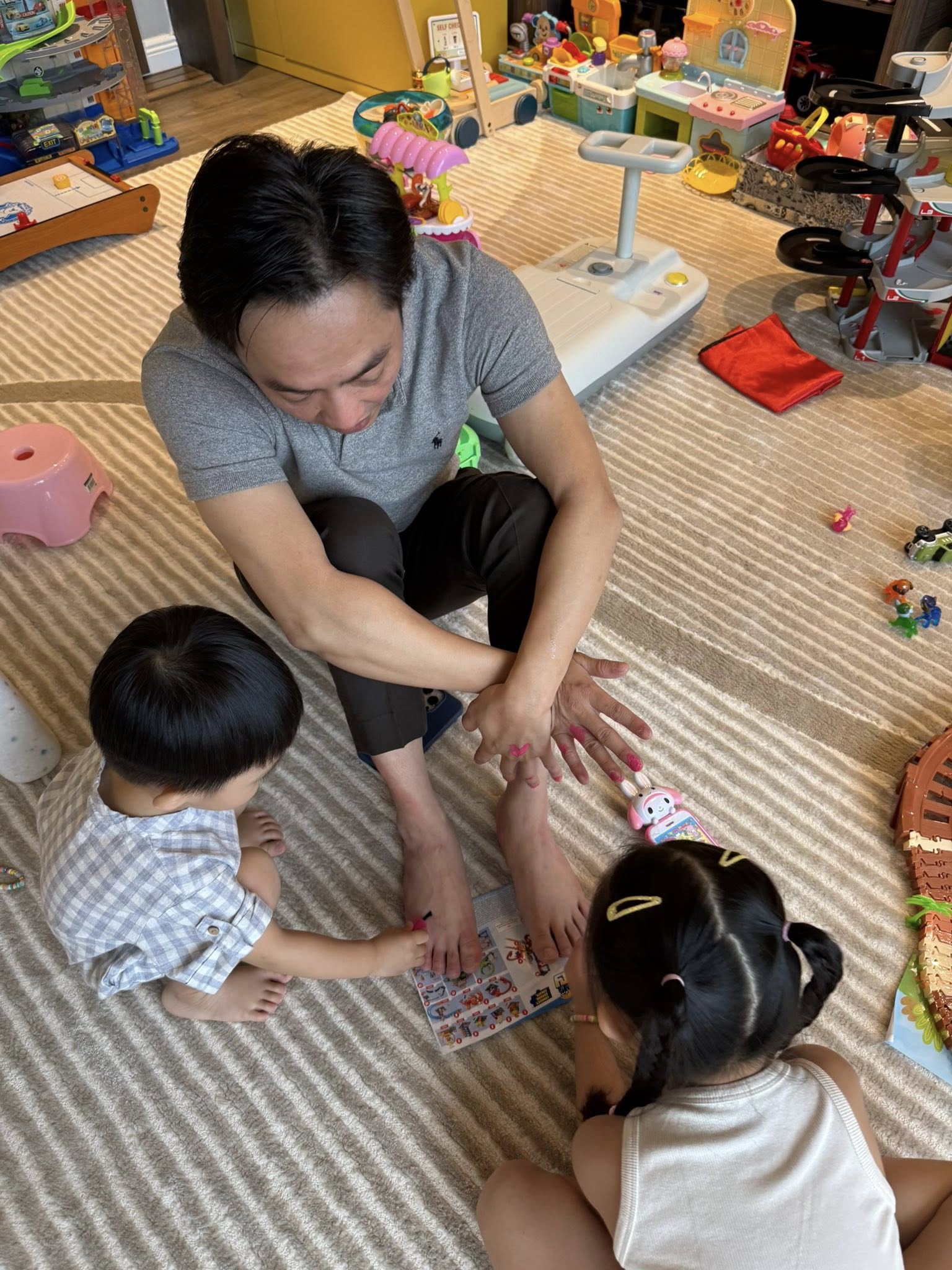 Cả nhà Cường Đô La chuộng áo của giới thượng lưu: Logo bé xíu mà mặc lên sang cỡ này- Ảnh 2. Cả nhà Cường Đô La chuộng áo của giới thượng lưu: Logo bé xíu mà mặc lên sang cỡ này- Ảnh 2.